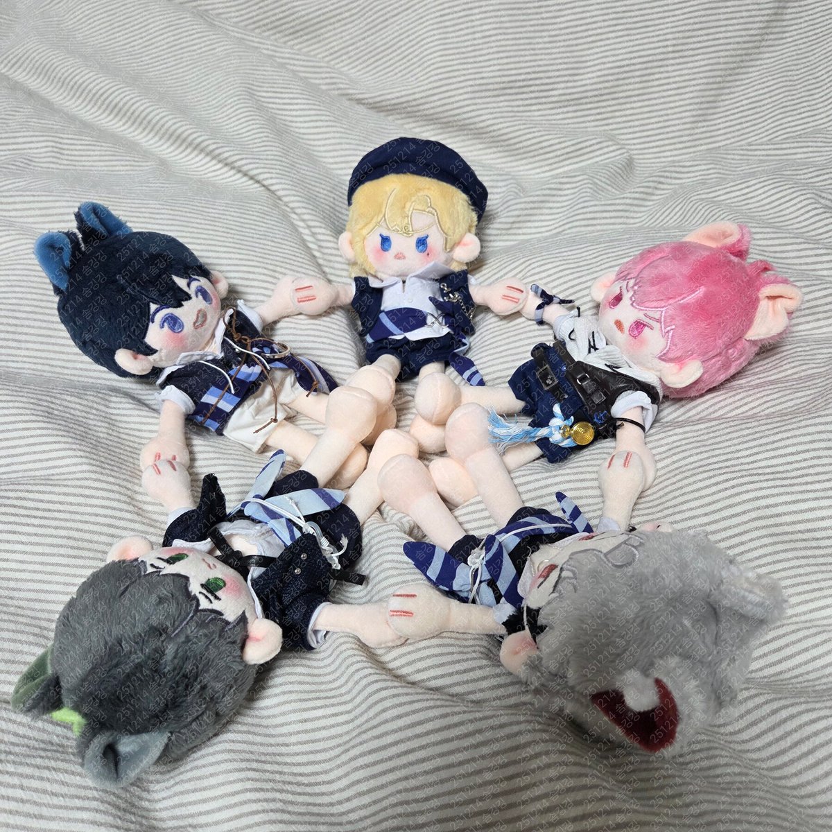 LASSGOPLLI2308's tweet image. 드디어 받았는데...진짜 겁나 귀여워요😭 내 위시 깡깡플브 진짜 너무 귀엽다 ㅠㅠㅠㅠㅠㅠ 그리구...웨폴럽 옷 여태 입혀본 솜깅옷 중에 난이도 최상이였습니다...그치만 이쁘니까...✨️👀✨️