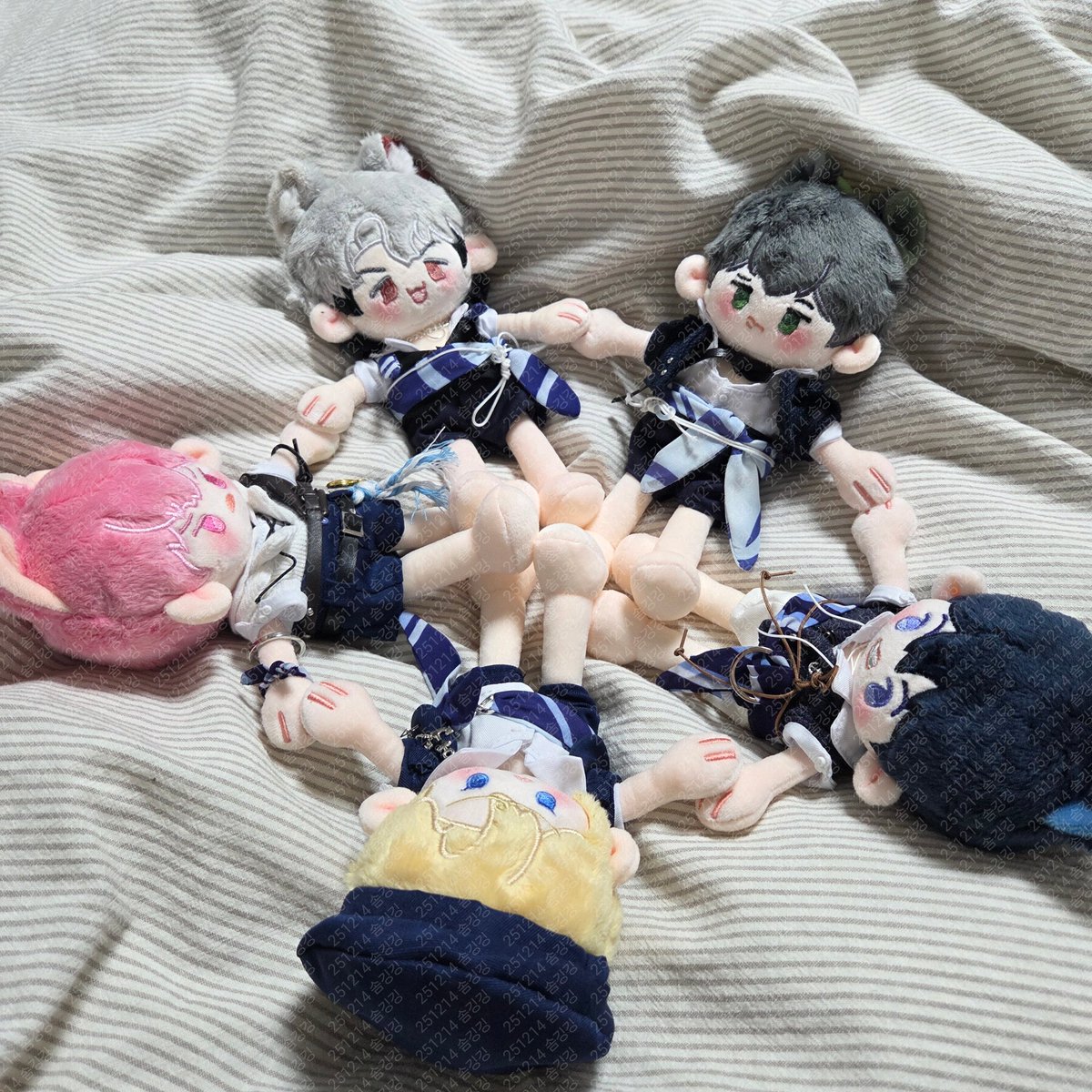 LASSGOPLLI2308's tweet image. 드디어 받았는데...진짜 겁나 귀여워요😭 내 위시 깡깡플브 진짜 너무 귀엽다 ㅠㅠㅠㅠㅠㅠ 그리구...웨폴럽 옷 여태 입혀본 솜깅옷 중에 난이도 최상이였습니다...그치만 이쁘니까...✨️👀✨️