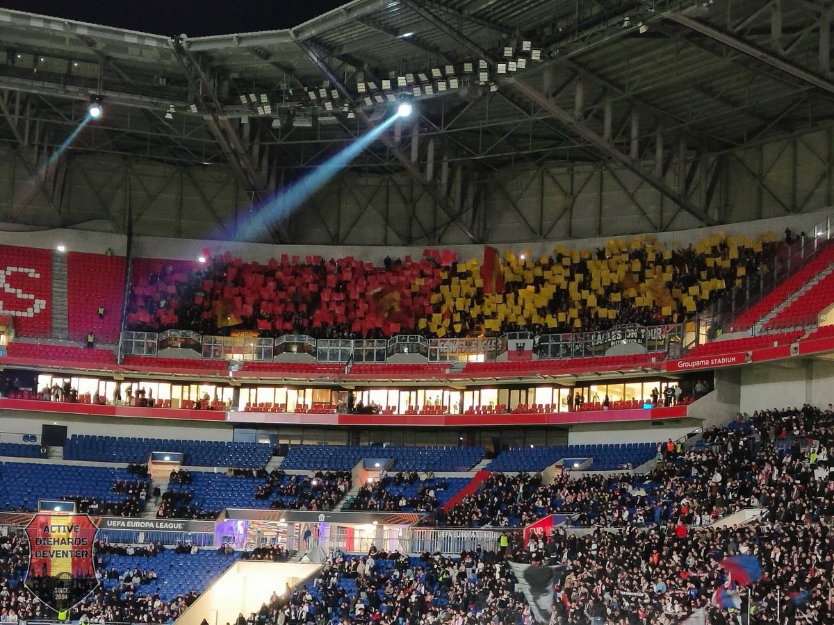 SfeerteamADHD's tweet photo. 𝗙𝗢𝗧𝗢𝗩𝗘𝗥𝗦𝗟𝗔𝗚 📸
In het Franse Lyon speelde we donderdagavond de derde uitwedstrijd in de groepsfase van de Europa League. Bekijk het verslag via:
https://t.co/4MrRR7a8wY
#olGAE #ActiveDieHardsDeventer #GoAheadEagles #Kowet #Deventer #EaglesOnTour https://t.co/l8kikE20K2