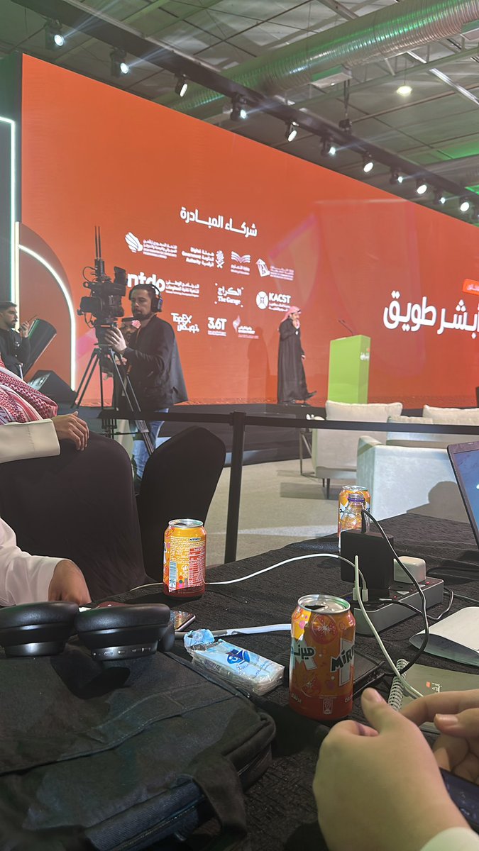 _satech's tweet photo. #هاكاثون_أبشر_طويق 
الله يرزق كل منظم قد ما اكلونا شكرا على كل برقر وشاورما احبكم https://t.co/ArMQTjFMCS