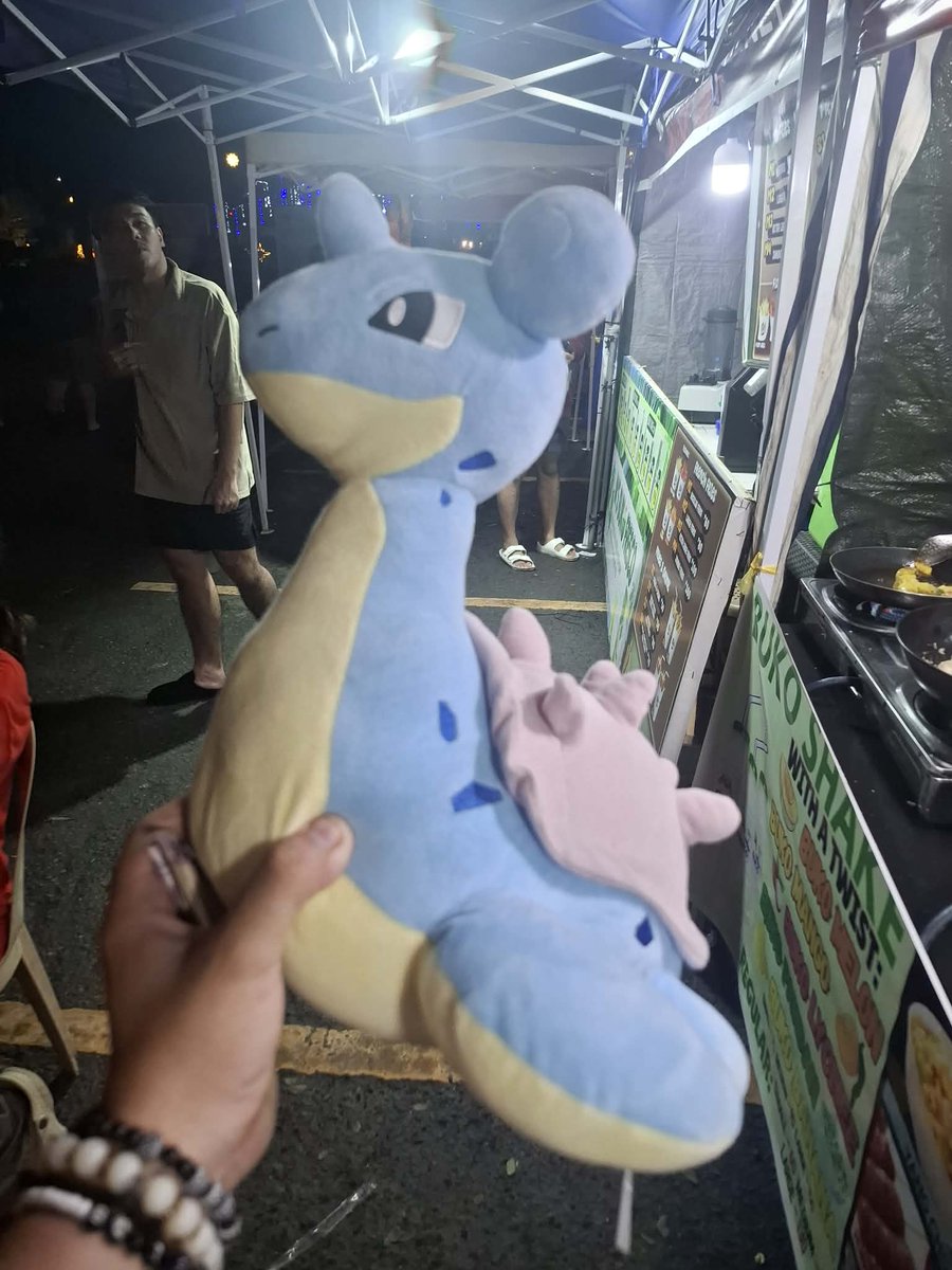 The store i bought my lapras earlier gave us another laprassss for freee aaaa