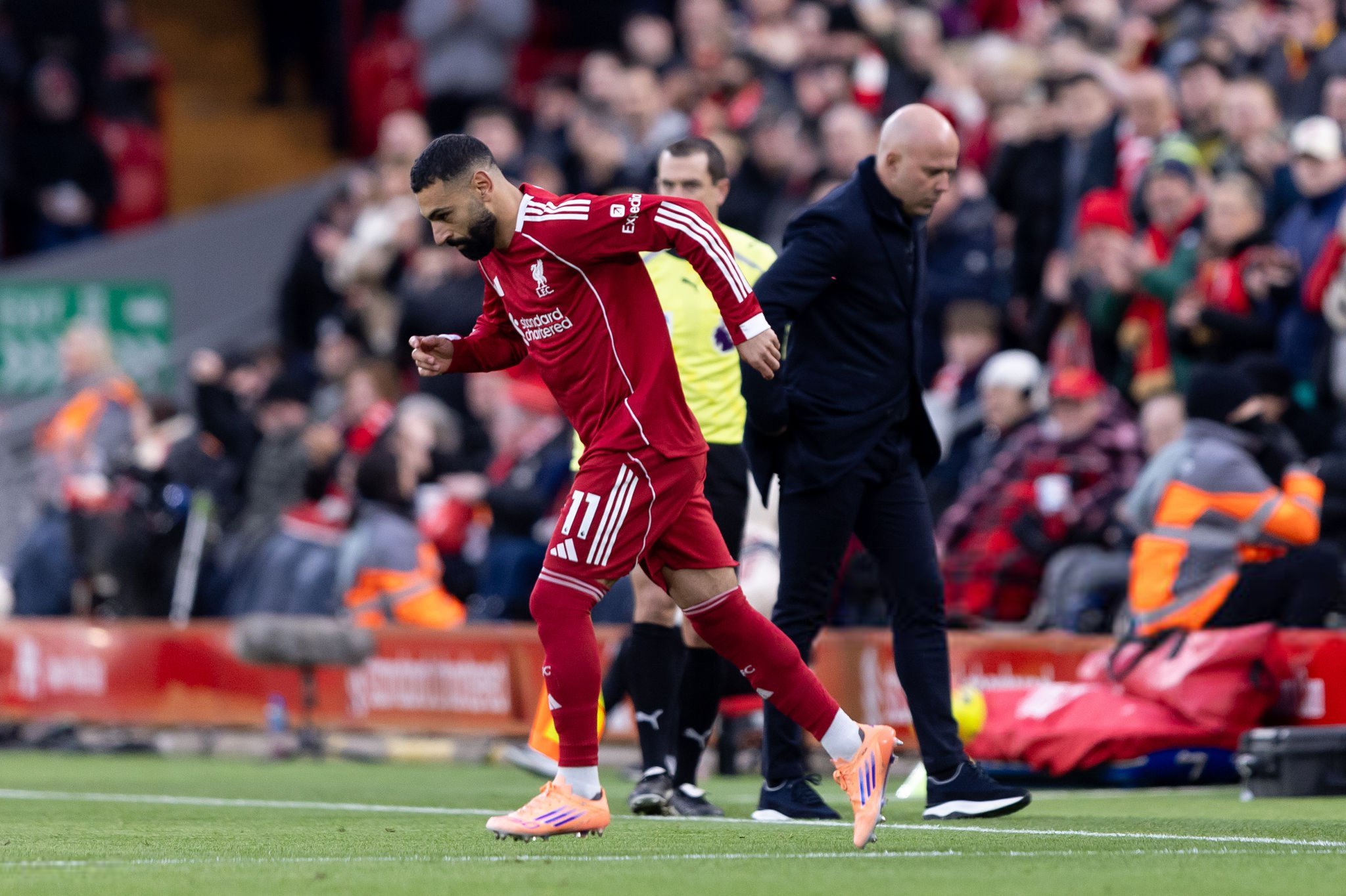 أرني سلوت:"كان قرار إشراك محمد صلاح في القائمة سهلًا، وما يُقال بيني وبينه يبقى سراً. عاد إلى الفريق وصنع الهدف الثاني من ركلة ركنية، وكان مصدر تهديد دائم على المرمى." #ليفربول 