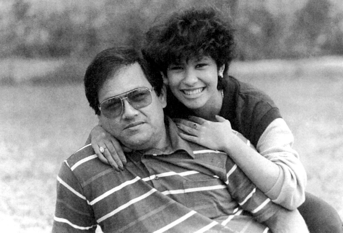 Antes de que Selena fuera un ícono mundial, la familia Quintanilla enfrentó momentos muy duros. Abraham había perdido su empleo y la familia estaba tan mal que incluso estaban por solicitar ayuda social. Fue en ese momento que él, recordando su amor por la música, decidió retomar