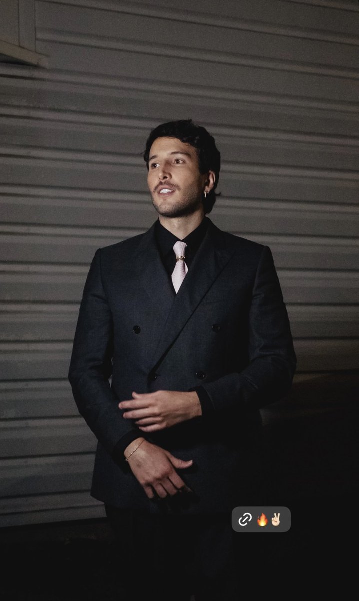 Irradia pura belleza por fuera y por dento ✨🔥 <a href="/SebastianYatra/">Sebastian Yatra</a> 🖤👨🏻