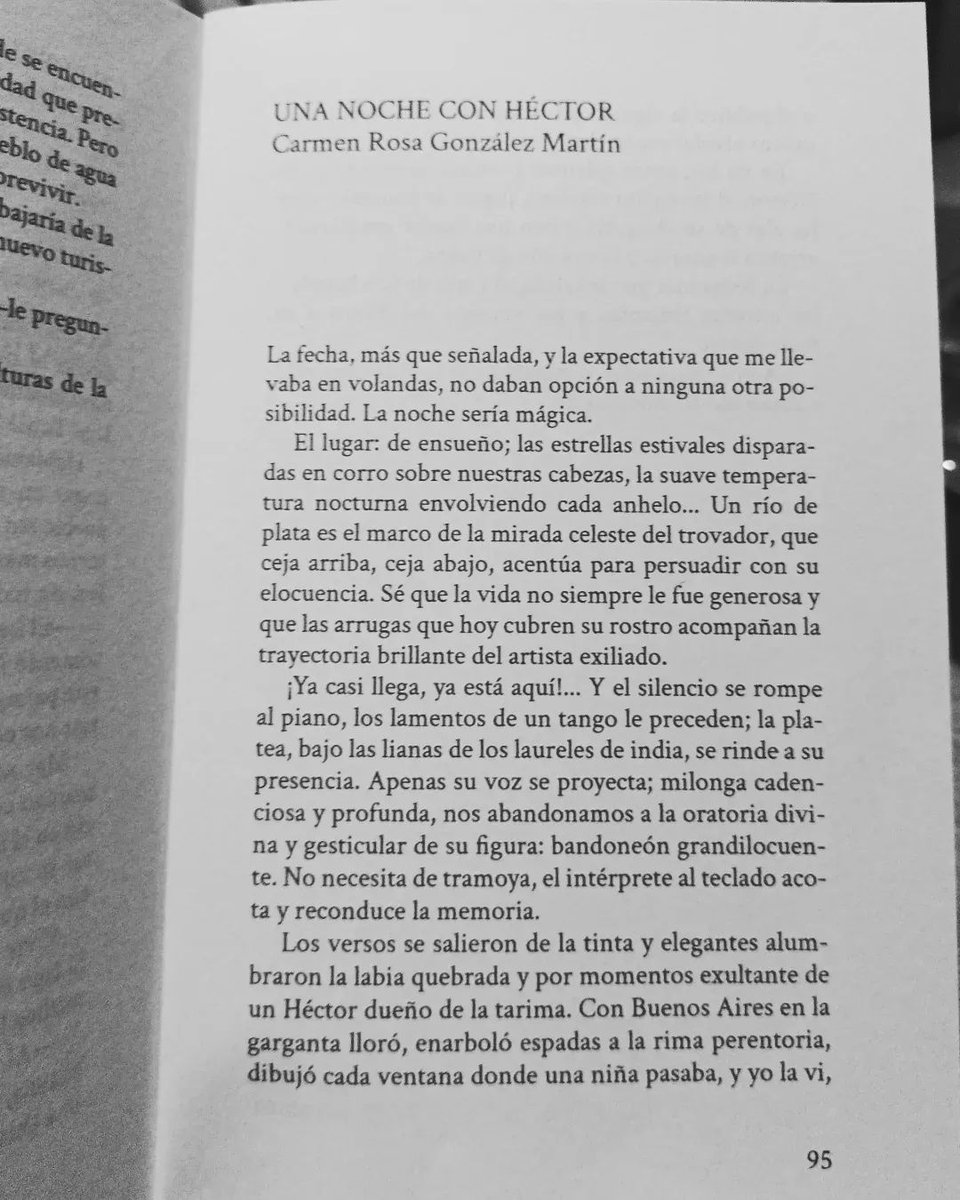 roselva_mar's tweet photo. Una despedida para un personaje irrepetible. Rindo aquí mi humilde tributo a #HectorAlterio con este pequeño relato que me inspiró su rutilante actuación en #VeranosdelTaoro en el #puertodelacruz y que recogió la antología de #periplo 2024. https://t.co/RROIVZs8aG