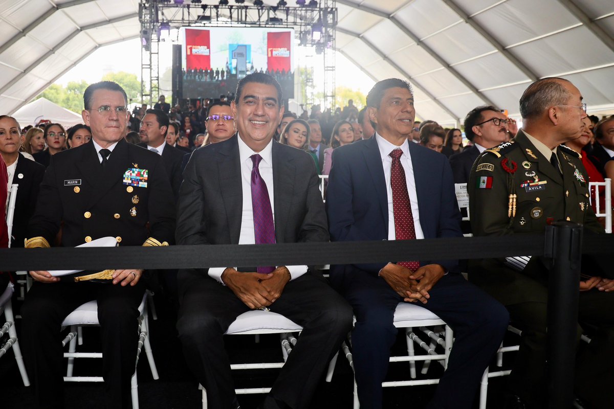 SergioSalomonC's tweet photo. Fue un enorme gusto acompañar a nuestro gobernador @armentapuebla_ , en la presentación de su #primerinforme de gobierno. 

El trabajo  firme y comprometido con el bienestar de las y los poblanos es algo que se nota y, sin duda, merece un gran reconocimiento.

¡Muchas felicidades, amigo gobernador!