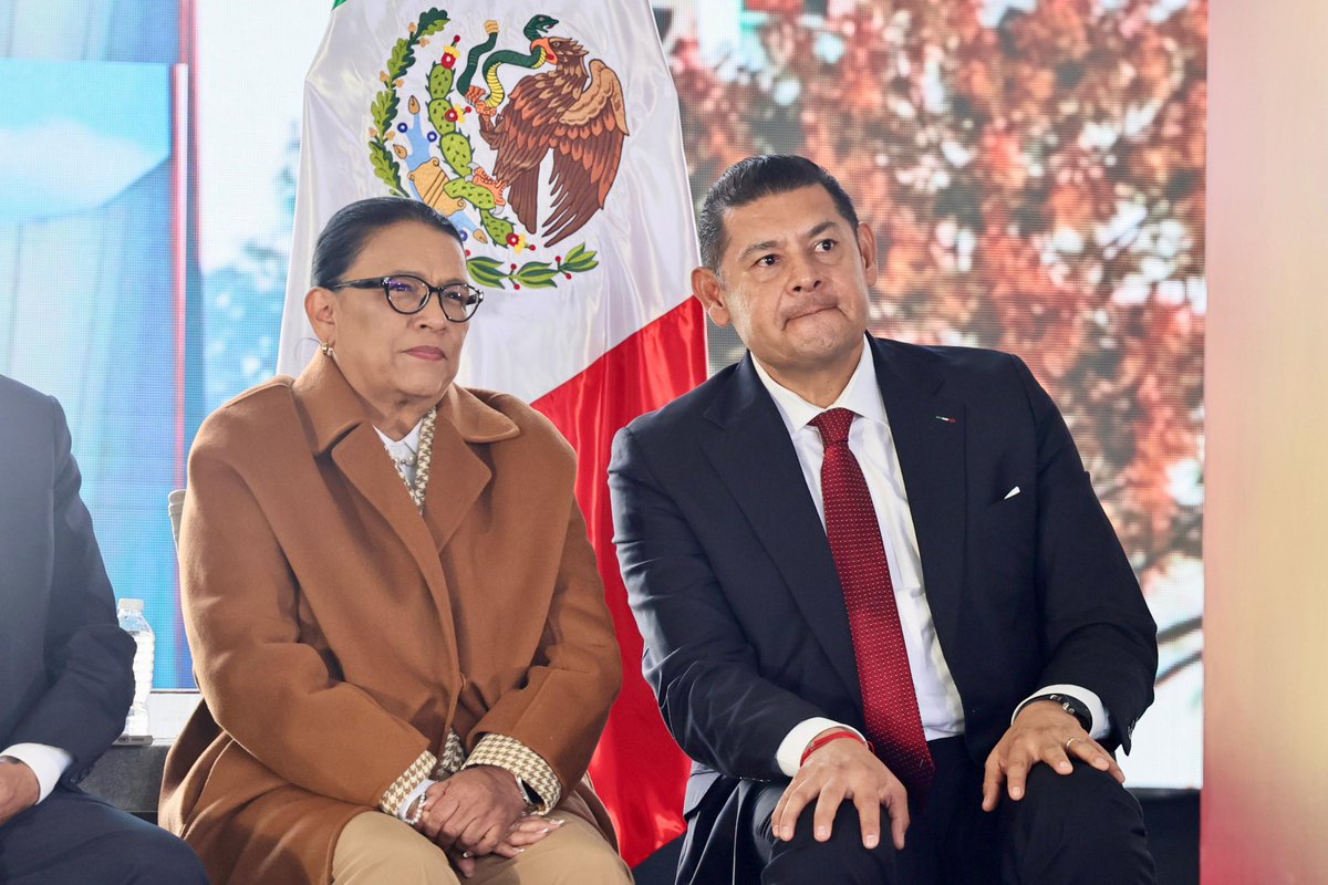 SergioSalomonC's tweet photo. Fue un enorme gusto acompañar a nuestro gobernador @armentapuebla_ , en la presentación de su #primerinforme de gobierno. 

El trabajo  firme y comprometido con el bienestar de las y los poblanos es algo que se nota y, sin duda, merece un gran reconocimiento.

¡Muchas felicidades, amigo gobernador!