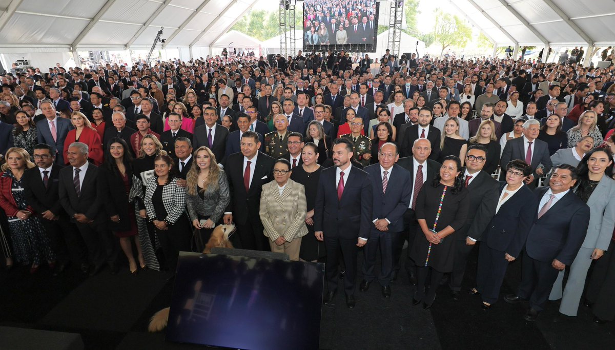 SergioSalomonC's tweet photo. Fue un enorme gusto acompañar a nuestro gobernador @armentapuebla_ , en la presentación de su #primerinforme de gobierno. 

El trabajo  firme y comprometido con el bienestar de las y los poblanos es algo que se nota y, sin duda, merece un gran reconocimiento.

¡Muchas felicidades, amigo gobernador!