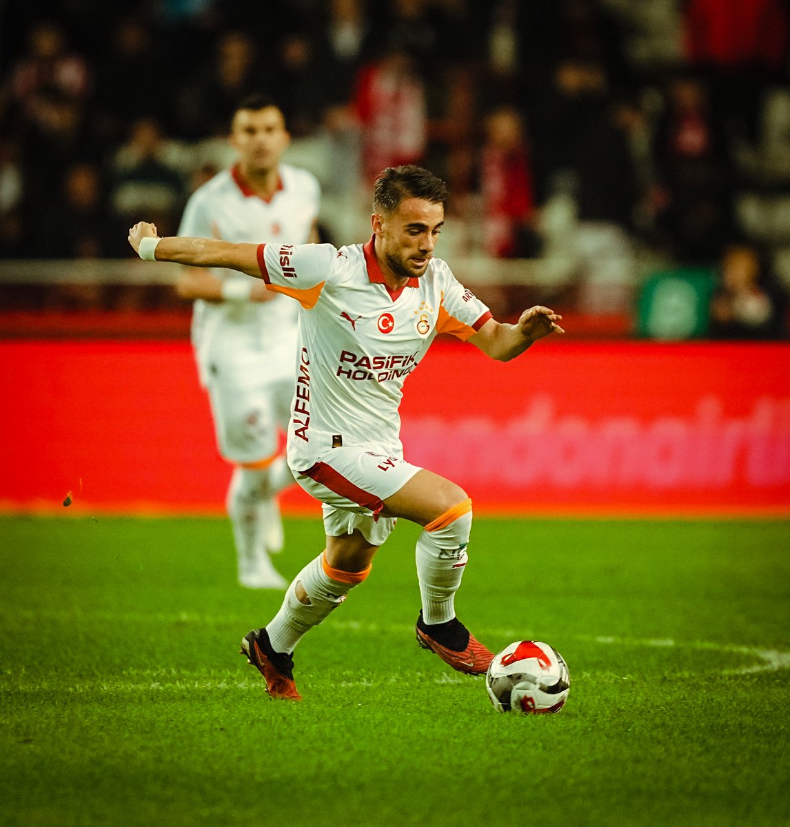 2 asist, nefis performans. 

<a href="/yunusakgun17/">Yunus Akgün</a> 👏

#ANTvGS