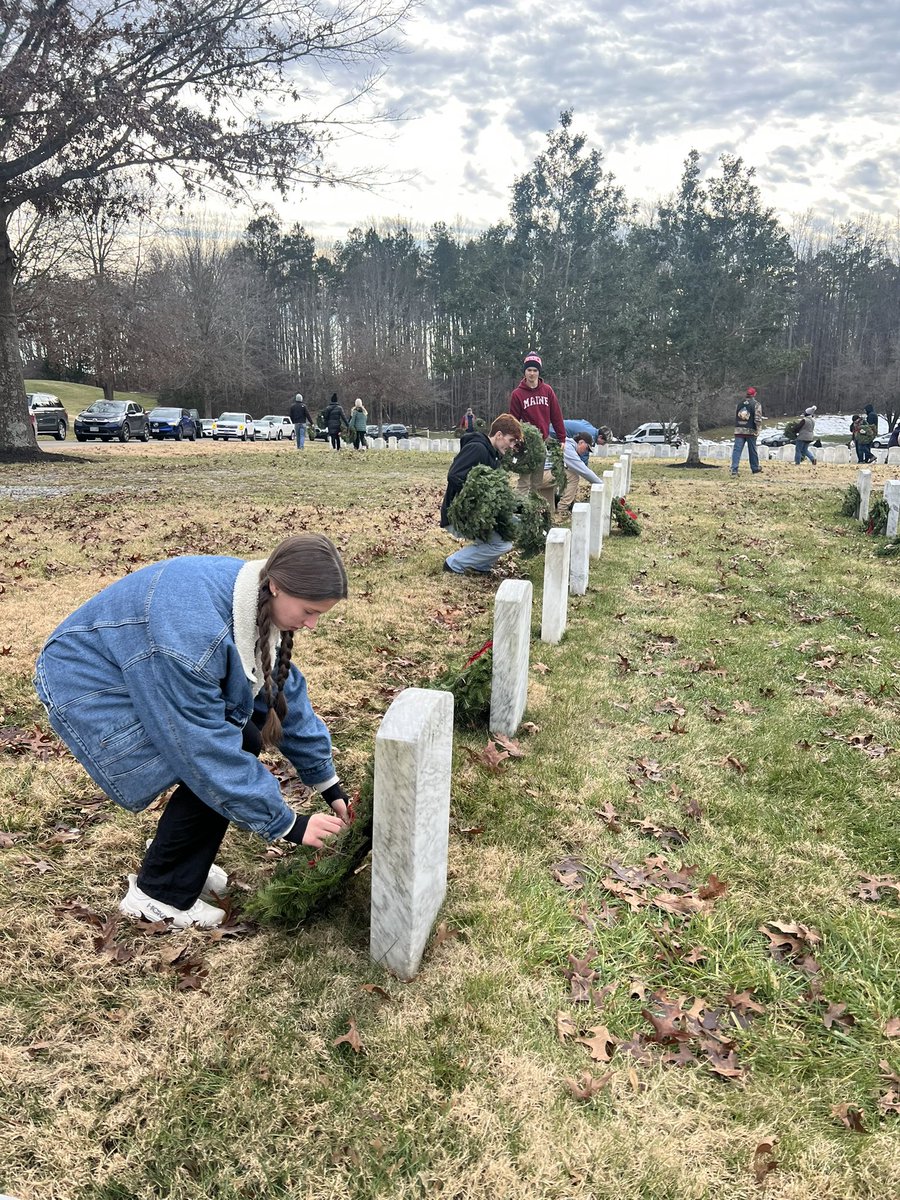 24 students, 3 families, and one of our veterans all joined us at the Virginia Veterans Cemetery at Amelia for <a href="/WreathsAcross/">Wreaths Across America</a> America to honor our service members who have passed by laying wreaths on veterans graves. A great day for #CommunityService 🌲