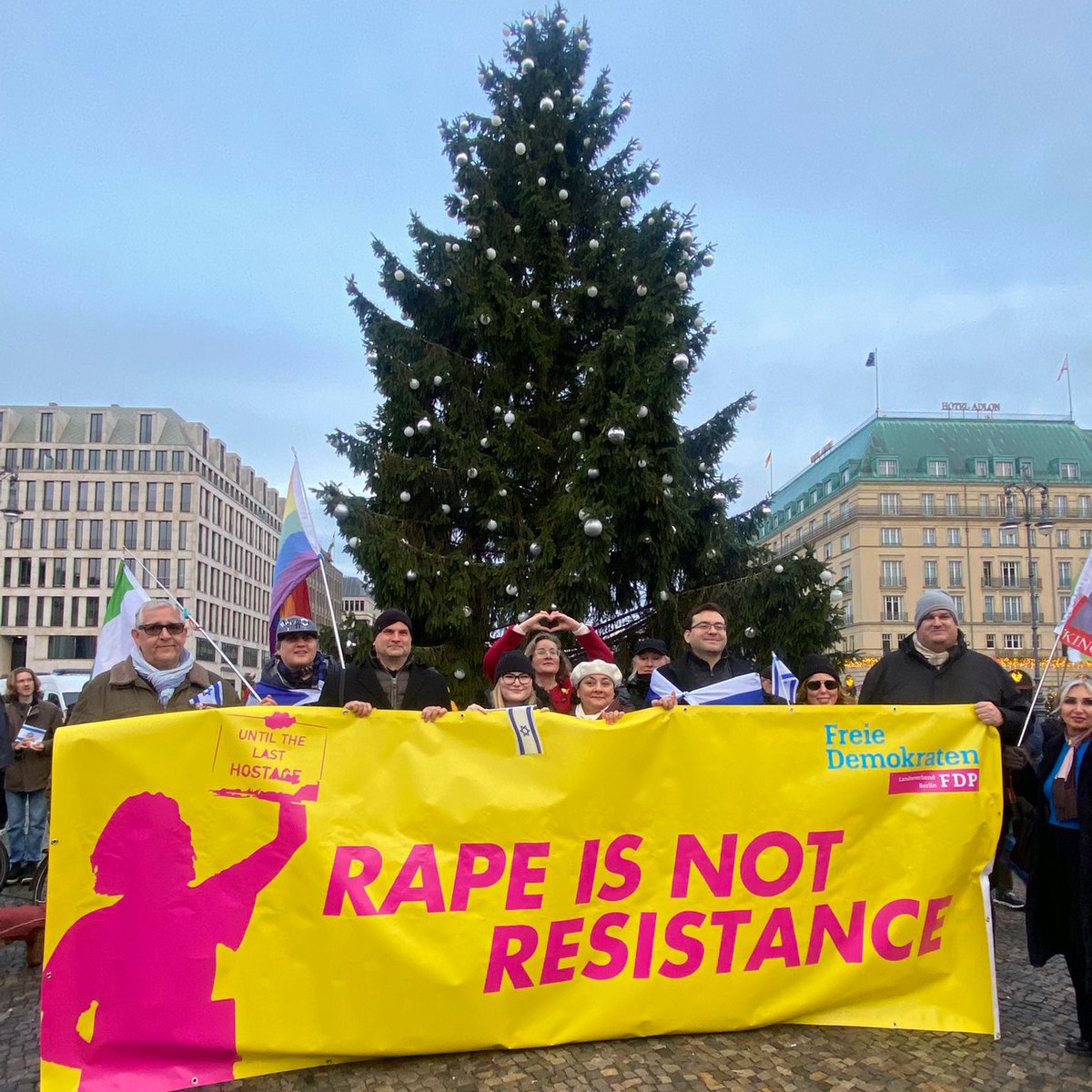 Gute Nacht #Berlin.
Rape🙌is🙌not🙌resistance. 🫶
#friends #FreeBerlinFromHamas