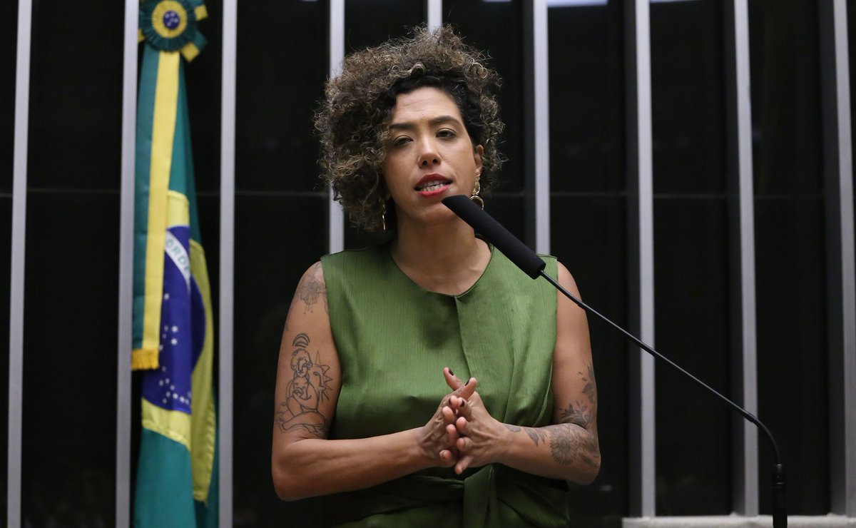 🇧🇷 Talíria Petrone, líder do PSOL na Câmara, teve a escolta da Polícia Legislativa Federal retirada por decisão do presidente da Casa, Hugo Motta.

Segundo Talíria, a medida seria uma “retaliação política” e foi adotada sem aviso prévio após ela intensificar críticas às ações do