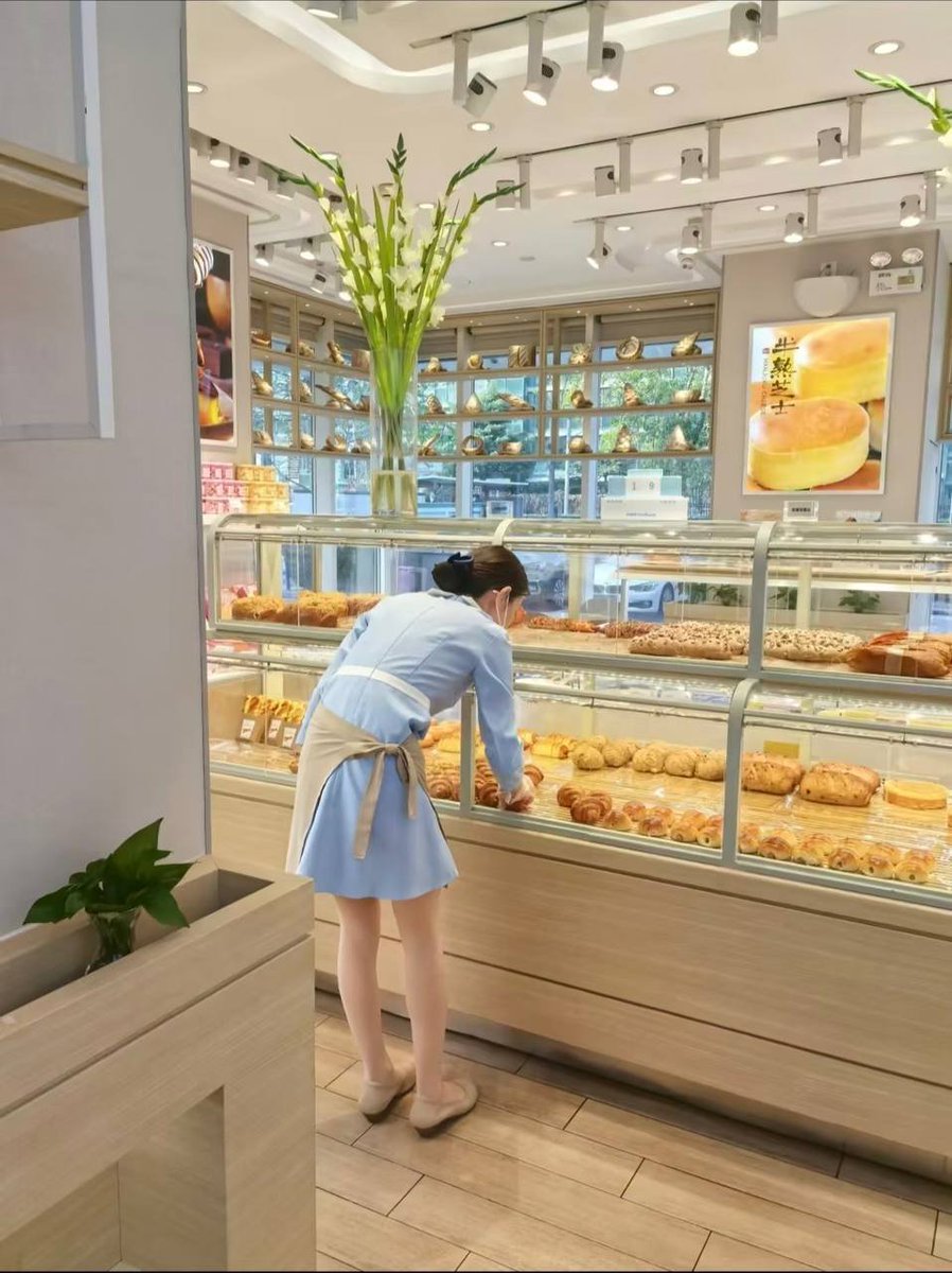 周末是别的人的快乐源泉，我的周末等于是加班周，人是最多的时候，也是忙的连买个奶茶的功夫都没有。  如果有小哥哥刚好也在附近，能不能跟我约个饭呀，让我也沾沾假期的气息