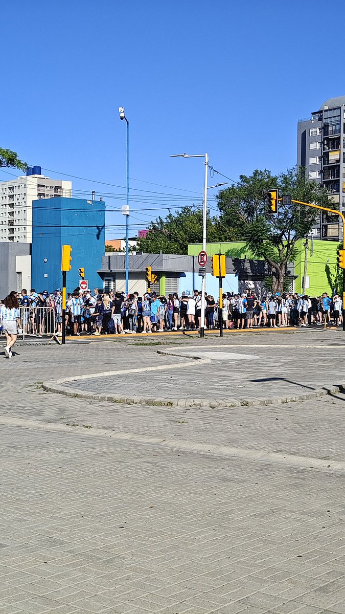 RacingManiacos's tweet image. LA GENTE DE #RACING YA HACE FILA PARA ENTRAR AL #CILINDRO 🎓💙