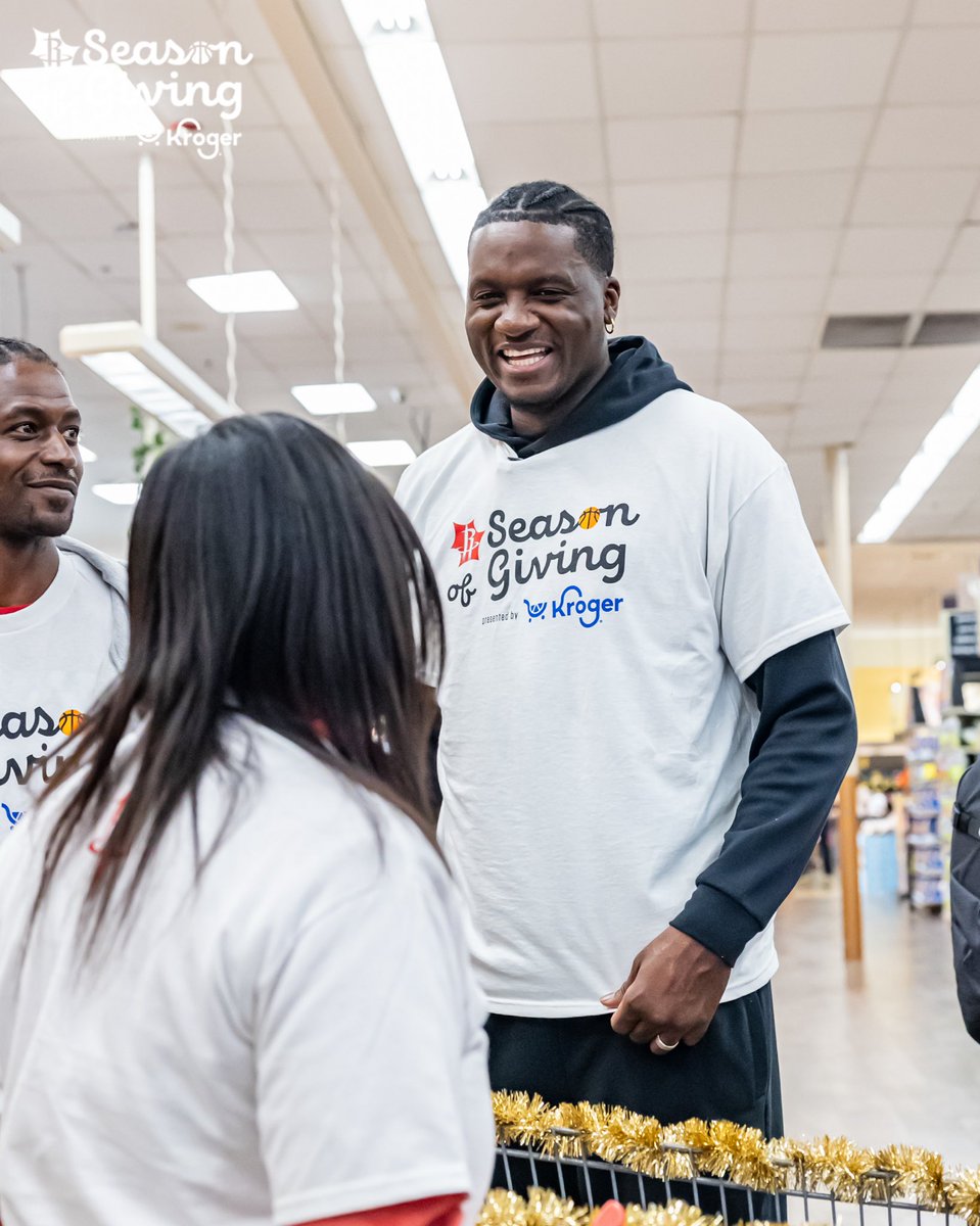 Clint Capela, Ms. Durant, Clutch and the Clutch City Dancers help spread some holiday cheer with a shopping spree, presented by @Kroger! 🫶
#SeasonofGiving | #RocketsGiveBack