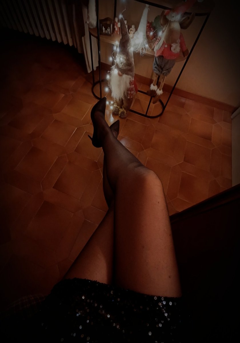 irlandese67's tweet photo. Vado a festeggiare il mio onomastico brillando come merito!
#buonaserata
#onomastico
#paillettes
#totalblack
#tacchi https://t.co/OVOgLGPhHM
