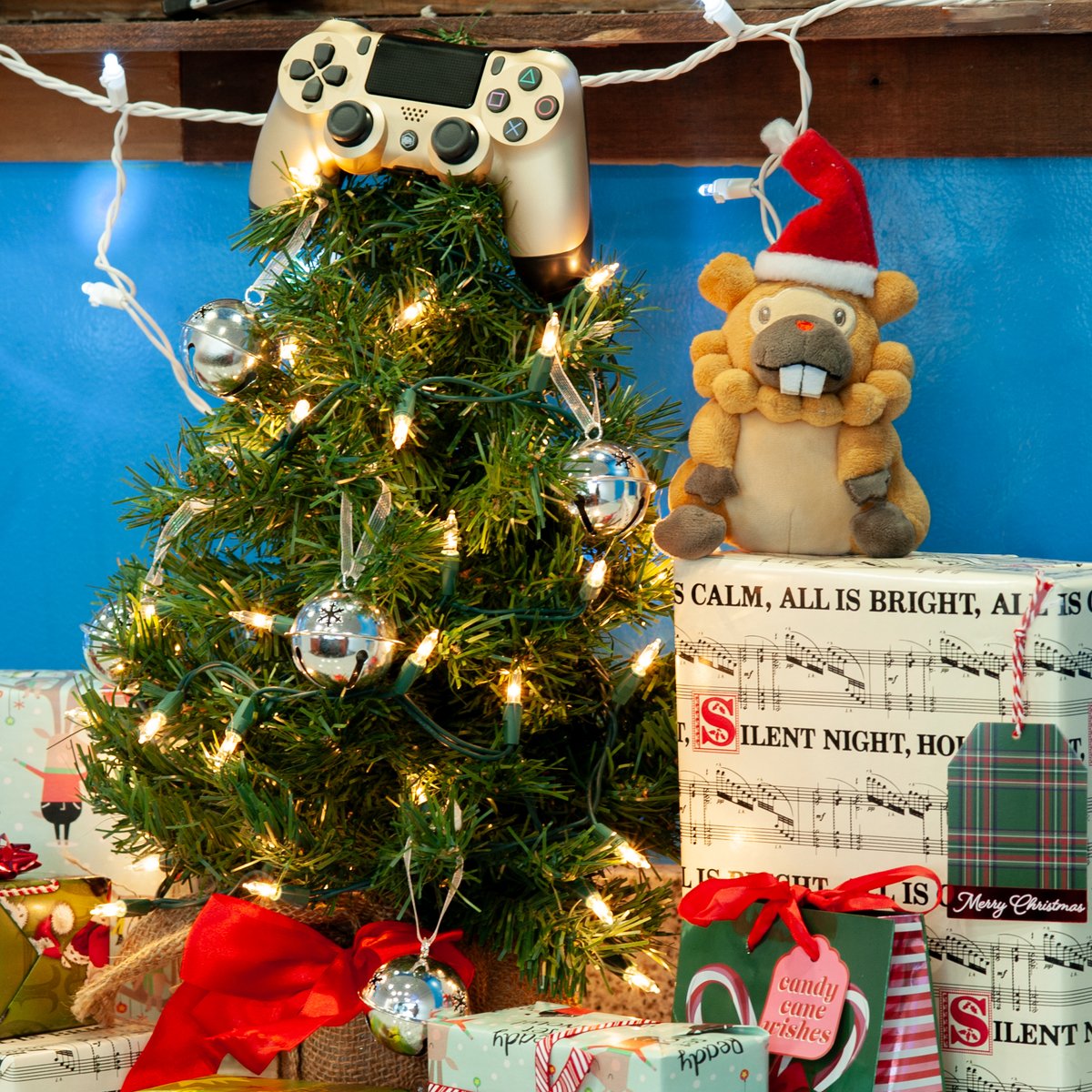 On the 1st day of Christmas, Buster gave to me...

... a Dualshock in a little tree~ 

We'll be giving away presents for three good gamers this year, so keep an eye out for Day 12 on how to enter!
