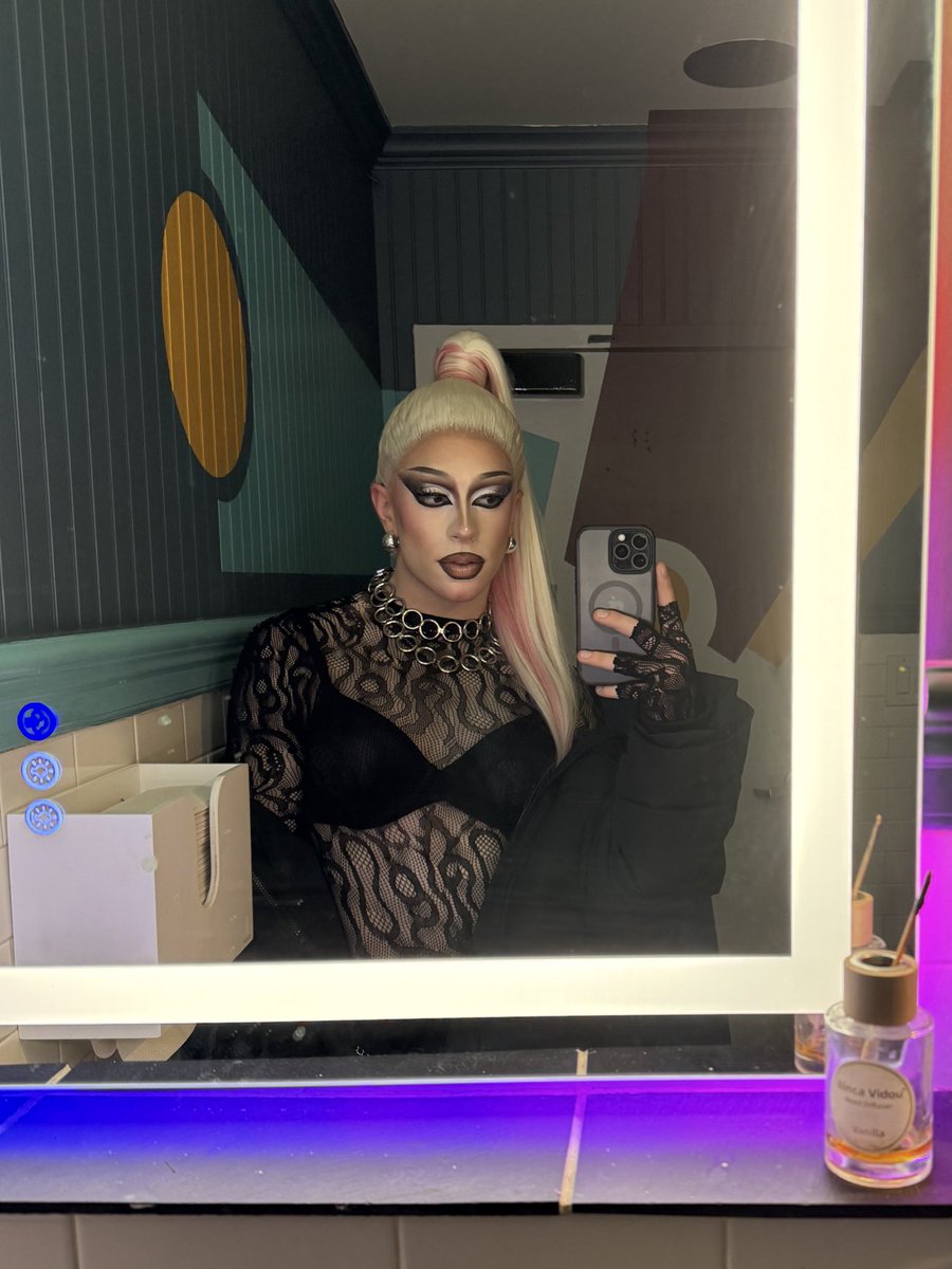 trevher_drag's tweet photo. Get you a girl that can do both https://t.co/Zey2a4UKyN