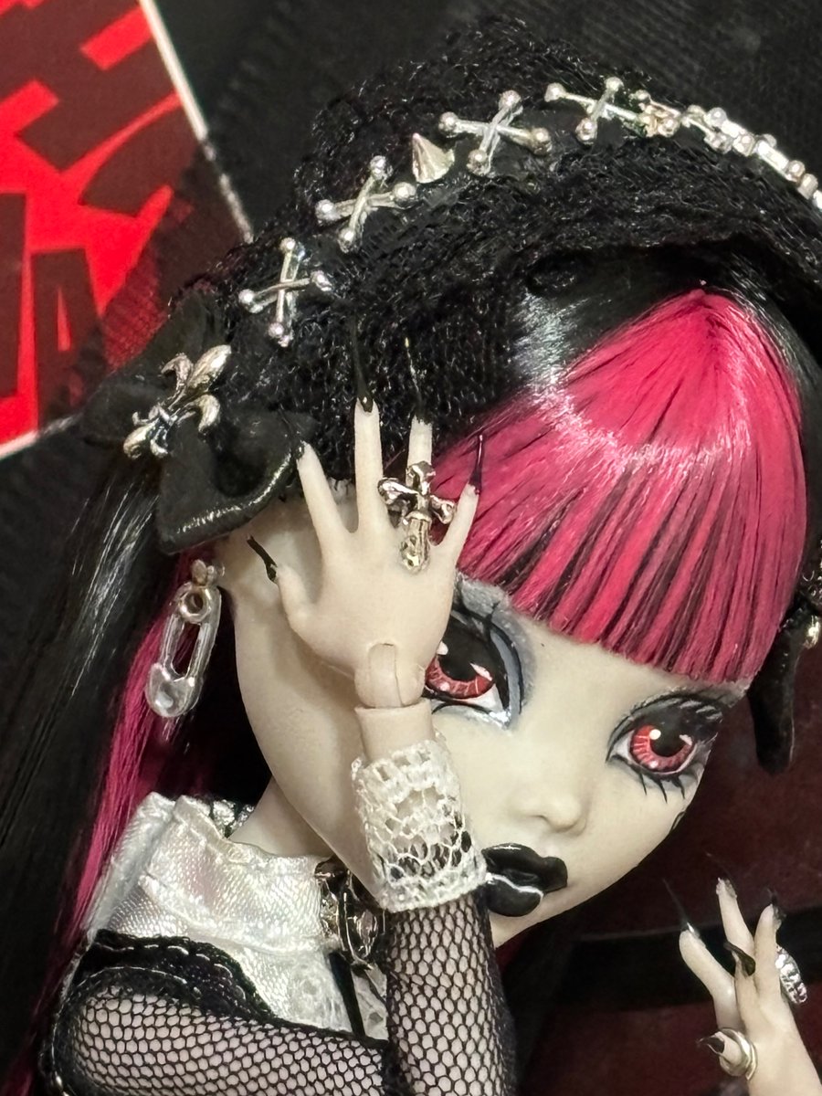 iam_snuggle17's tweet photo. Omg it’s worse than we thought… they made her emo??!! https://t.co/chAI8uAl7D