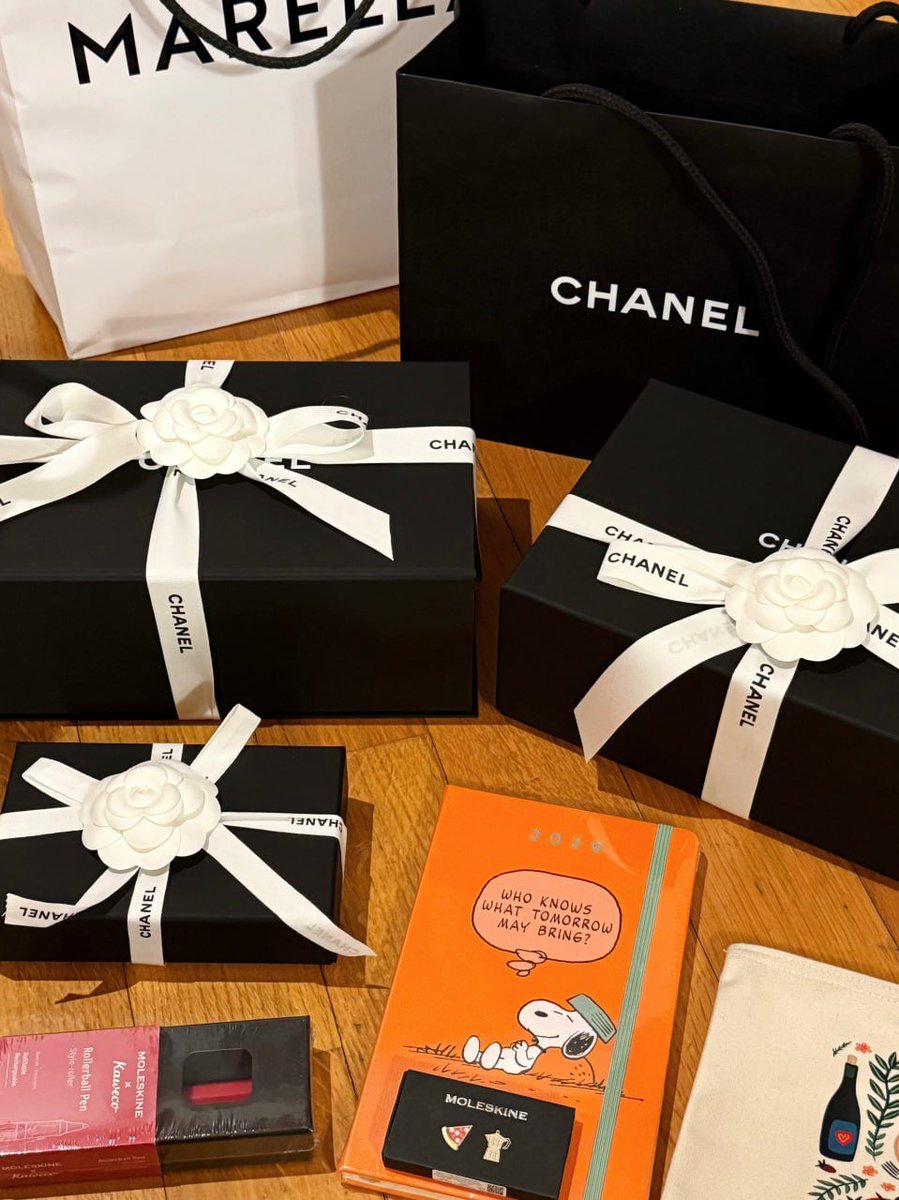 bbee455's tweet image. Wrapped in elegance and a touch of charm 🎁✨ Chanel goodies and a little Snoopy wisdom to make every day feel special. 🖤💭