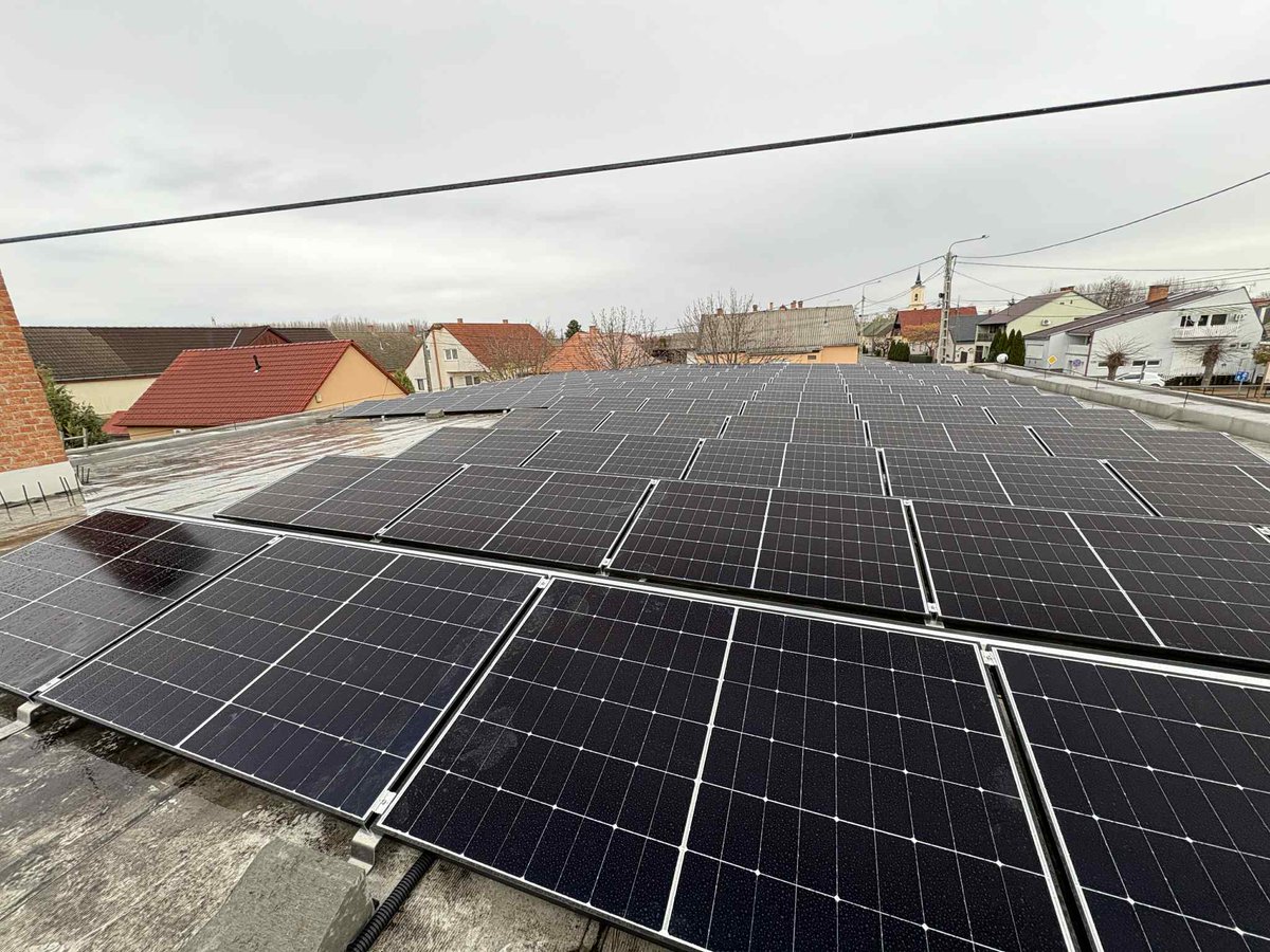VerdEnergyTeam's tweet photo. A projektekhez 𝙇𝙊𝙉𝙂𝙄monokristályos napelem modulokat és 𝙎𝙊𝙁𝘼𝙍 𝕗𝕒́𝕫𝕚𝕤𝕒𝕤𝕤𝕫𝕚𝕞𝕖𝕥𝕣𝕚𝕒́𝕥 𝕜𝕖𝕫𝕖𝕝𝕠̋, 𝕙𝕚𝕓𝕣𝕚𝕕invertereket alkalmaztunk. A bruttó elszámolás miatt a rendszereket előkészítettük az energiatárolók fogadására is. 🏡🌞☀️ https://t.co/zregKLbf1j