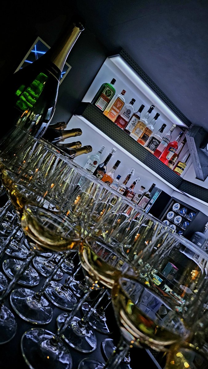 Going live in 15! 

✨️IRL Night out from Tallinn ✨️
kick.com/foxymandy
twitch.tv/foxymandy