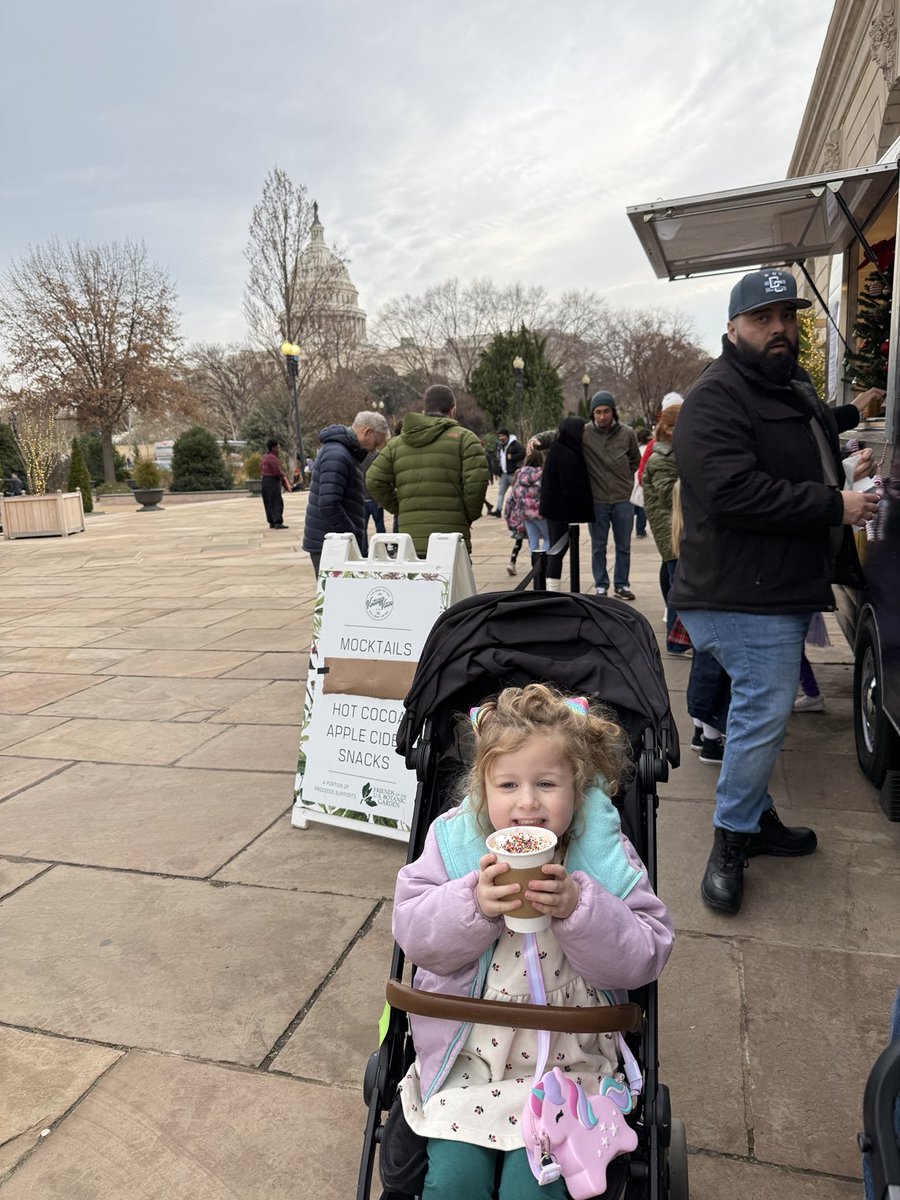 RyMillerTime's tweet image. Visiting the ⁦@USBotanicGarden⁩ put us in the holiday spirit! 💚 🪴