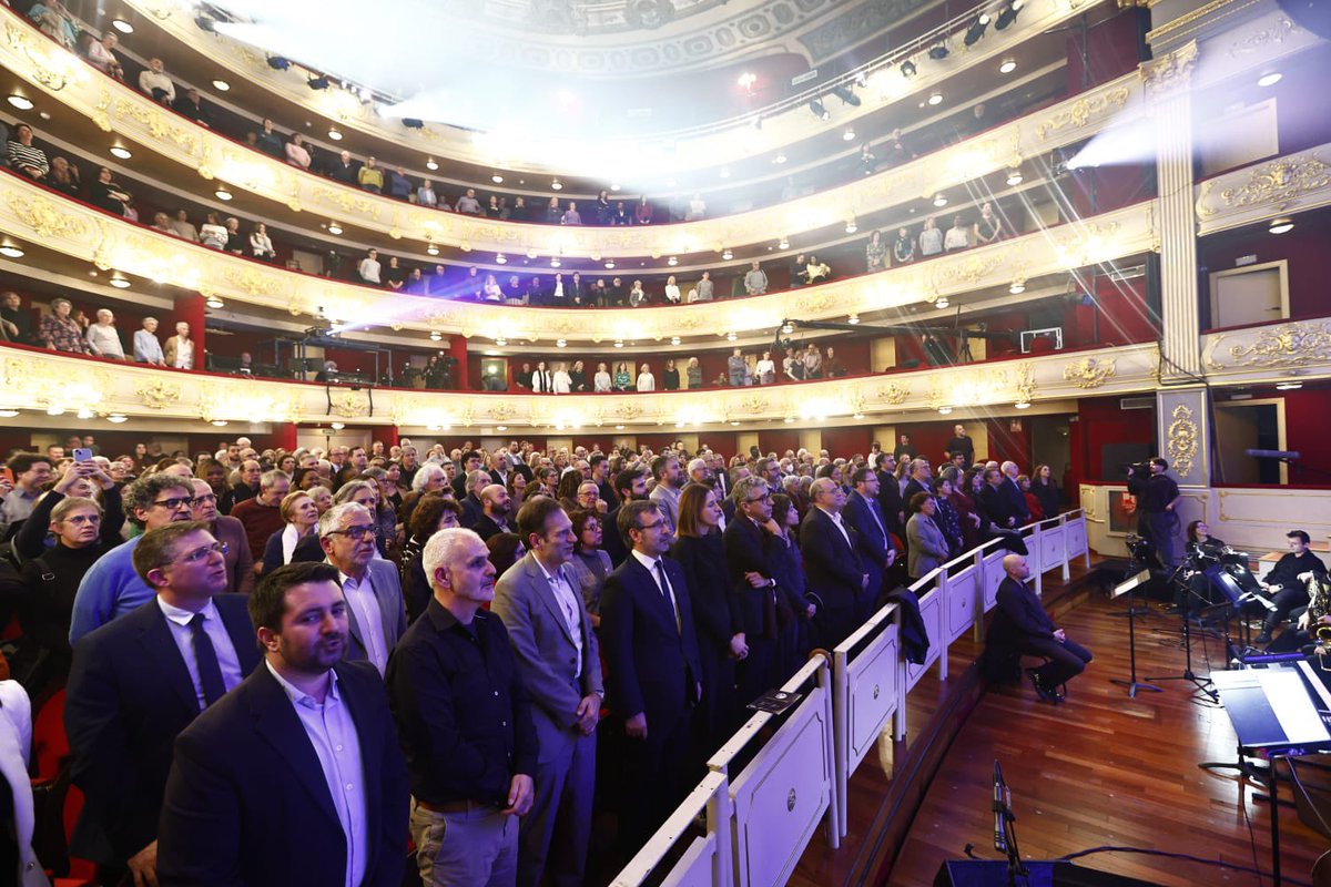 ocbcat's tweet photo. @teatreprincipal @accentobert_ @ClimentPicorne1 @iesjosepsureda @embatllibres @AnimosParrec 👏 La #NitdelaCultura 2025 i la 39a edició dels #Premis31D s'acomiaden amb “La Balanguera”, que uneix les veus de tots els assistents al @teatreprincipal https://t.co/2grpnforqx