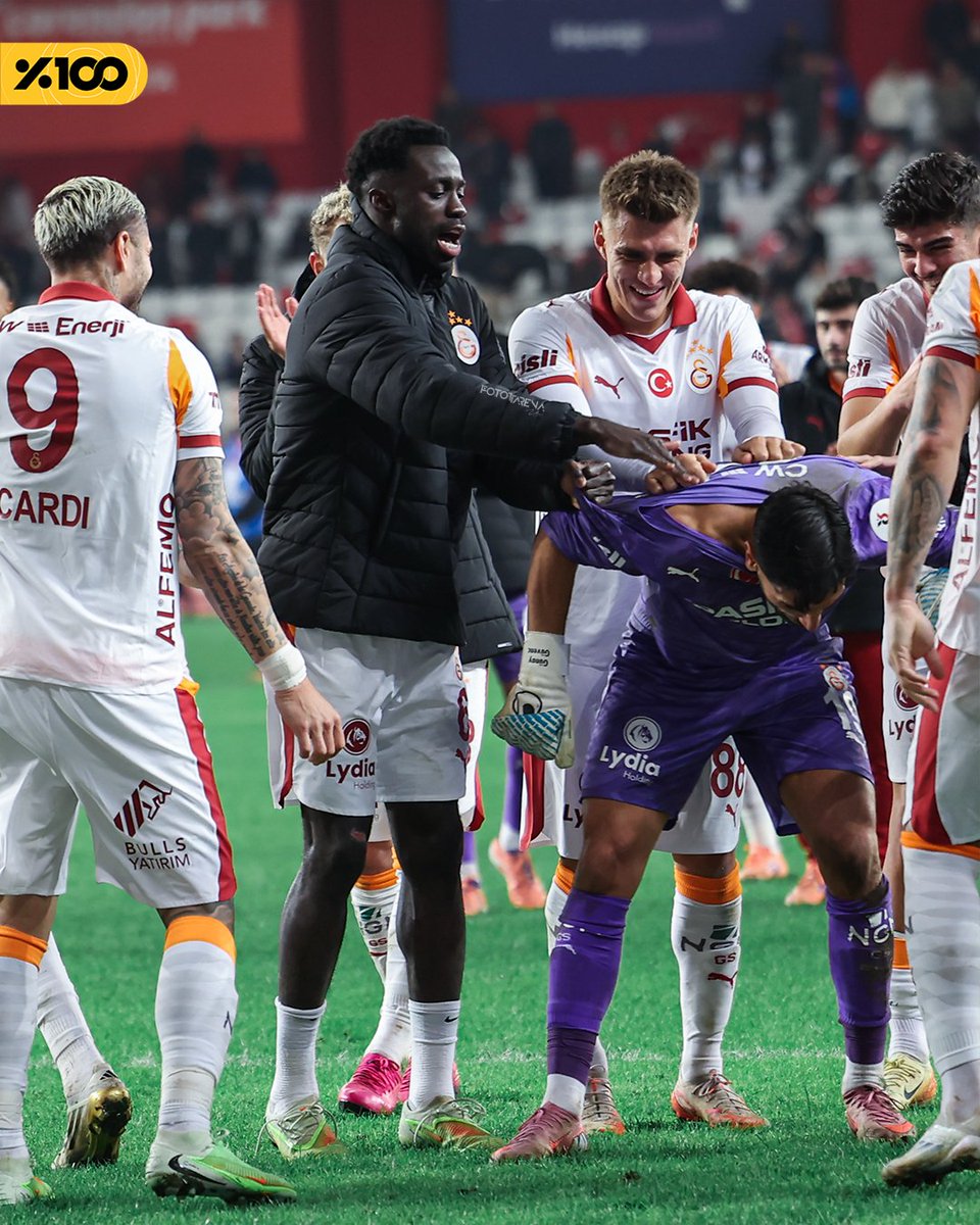 fotottarena's tweet image. Maç sonu Davinson ve Günay arasında yaşanan eğlenceli anlar ☺️ #yüzdeyüz