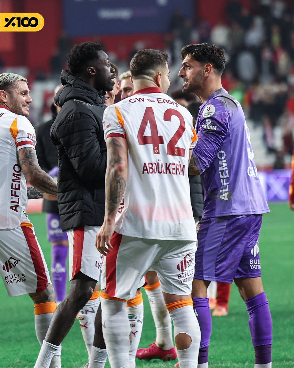 fotottarena's tweet image. Maç sonu Davinson ve Günay arasında yaşanan eğlenceli anlar ☺️ #yüzdeyüz