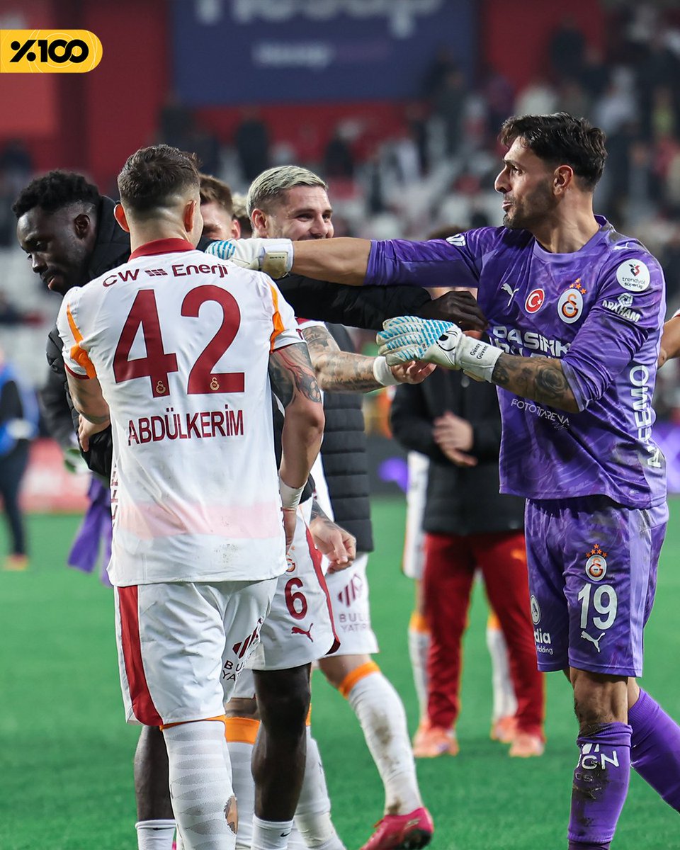 fotottarena's tweet image. Maç sonu Davinson ve Günay arasında yaşanan eğlenceli anlar ☺️ #yüzdeyüz