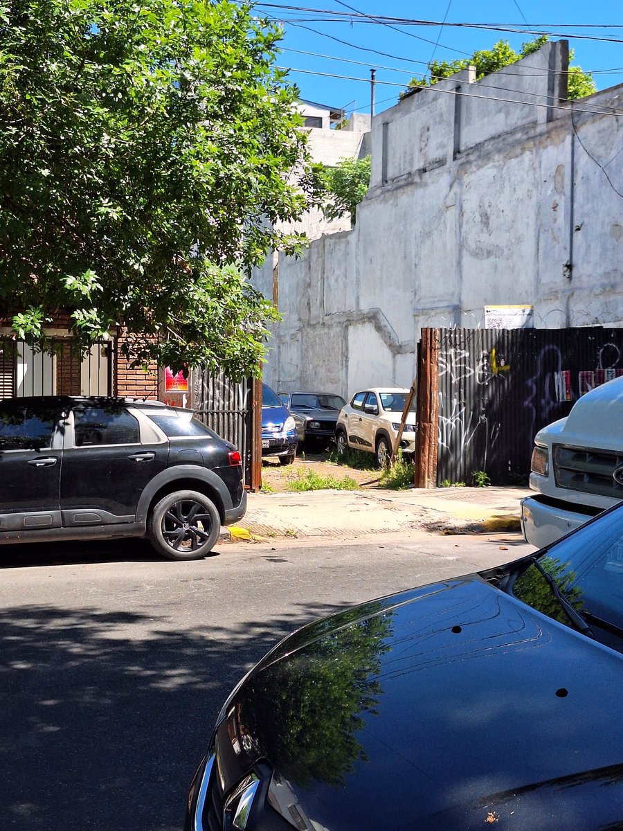 Lo hacen aparentar como una obra en construcción, pintan cordones (ilegal) ponen carteles (ilegal) pero lo usan como estacionamiento 
Cada uno hace lo que quiere en la <a href="/bacomuna14/">Comuna 14</a>