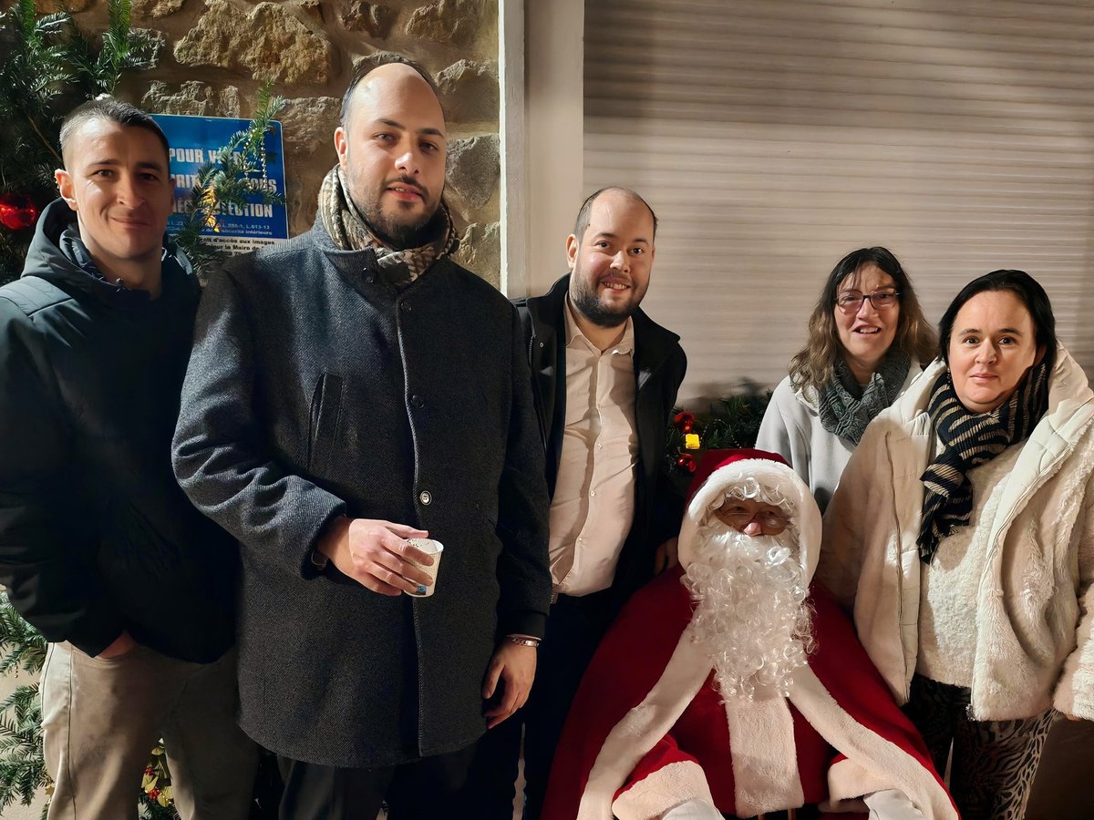 GauthierBouchet's tweet photo. Avec mes colistiers, au Noël de l'Office socio-culturel de Donges (OSCD). Merci aux bénévoles qui font vivre l'activité culturelle dans notre commune ! https://t.co/ayaoHbIjLg