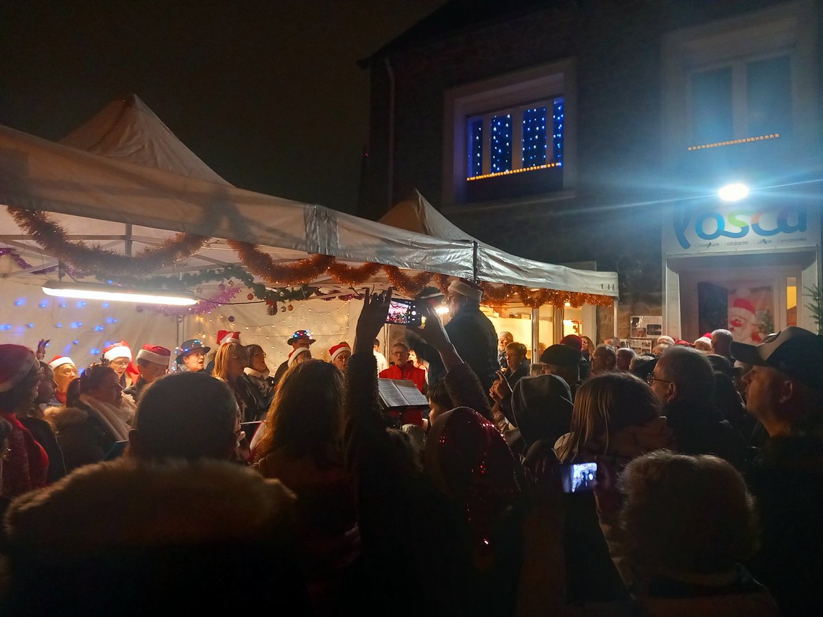 GauthierBouchet's tweet photo. Avec mes colistiers, au Noël de l'Office socio-culturel de Donges (OSCD). Merci aux bénévoles qui font vivre l'activité culturelle dans notre commune ! https://t.co/ayaoHbIjLg