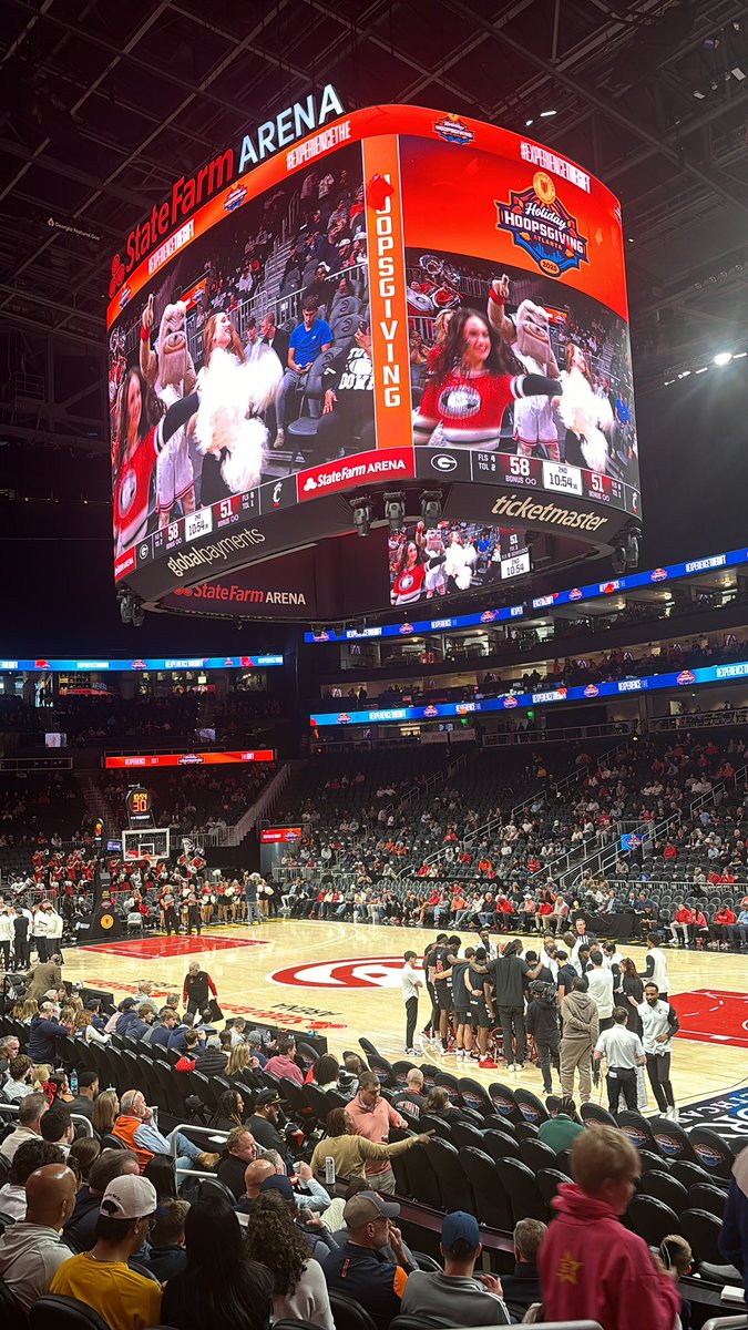 📍 Holiday Hoopsgiving 

State Farm Arena - Atlanta, GA.

Always good to see my guy Chris Williams put on another great event and see a couple of our NIL clients compete!