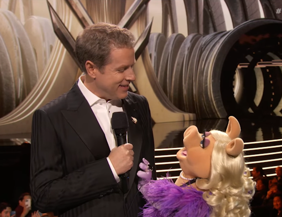 TheActMan_YT's tweet photo. Find yourself a woman that looks at you the way Miss Piggy looks at Geoff Keighley https://t.co/UigPhwNR8M
