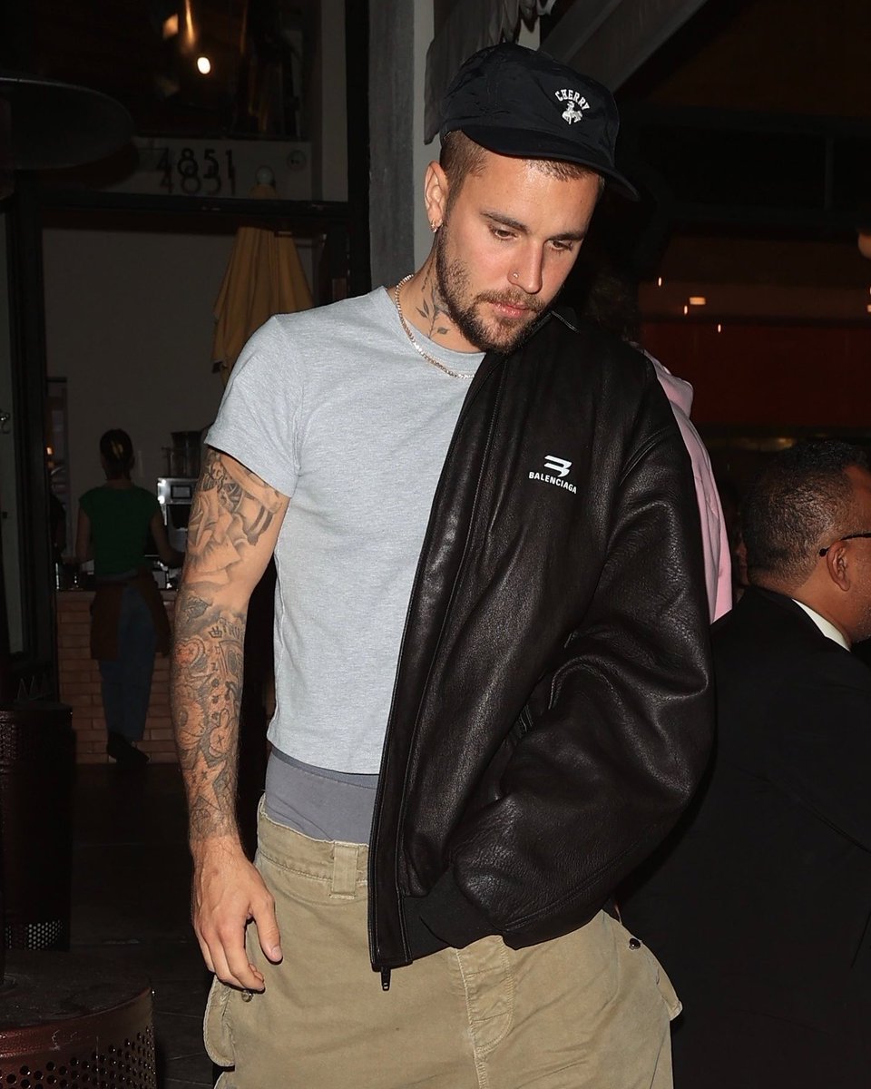 biebsoul's tweet image. JUSTIN BIEBER HELLO??!??!!