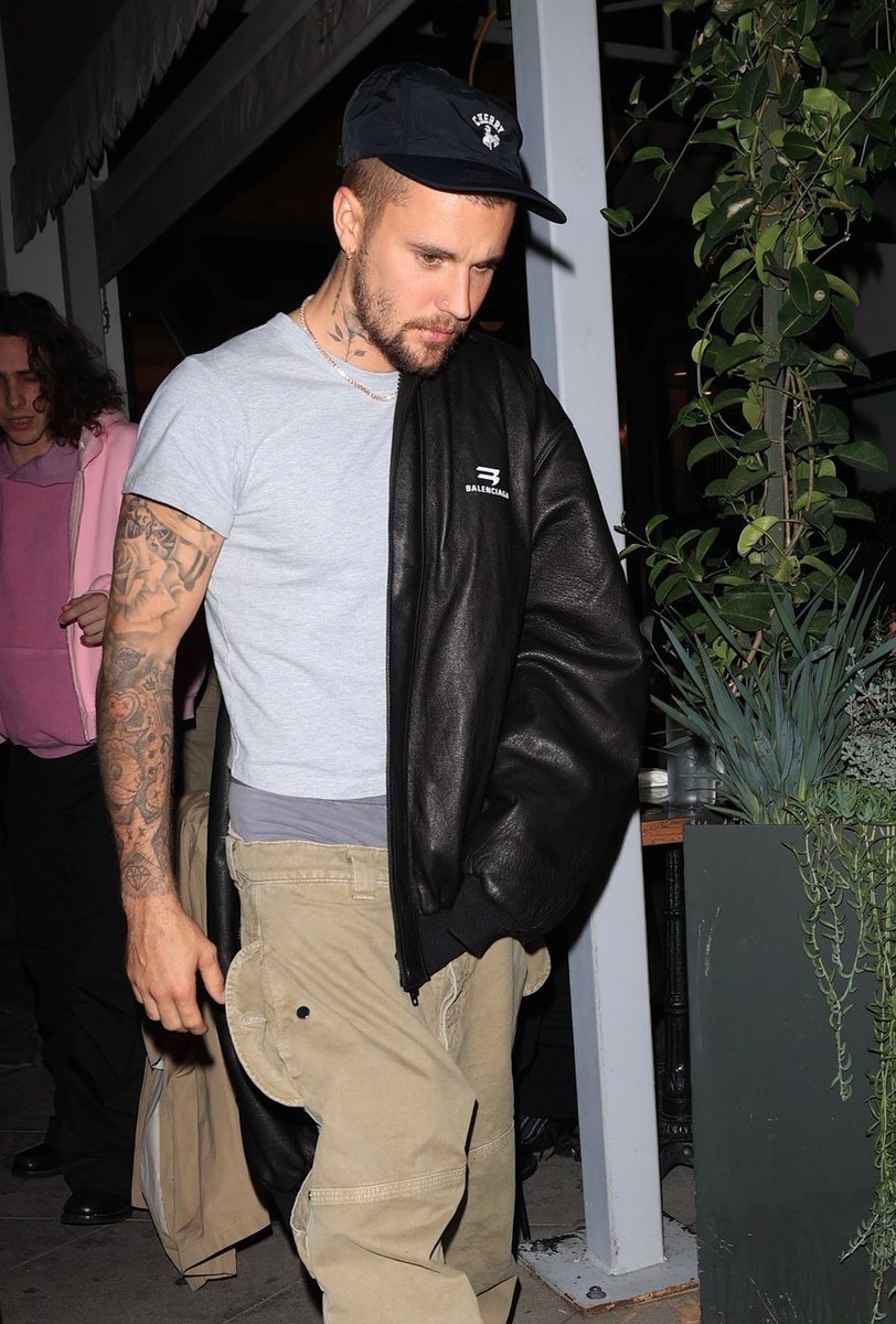 biebsoul's tweet image. JUSTIN BIEBER HELLO??!??!!