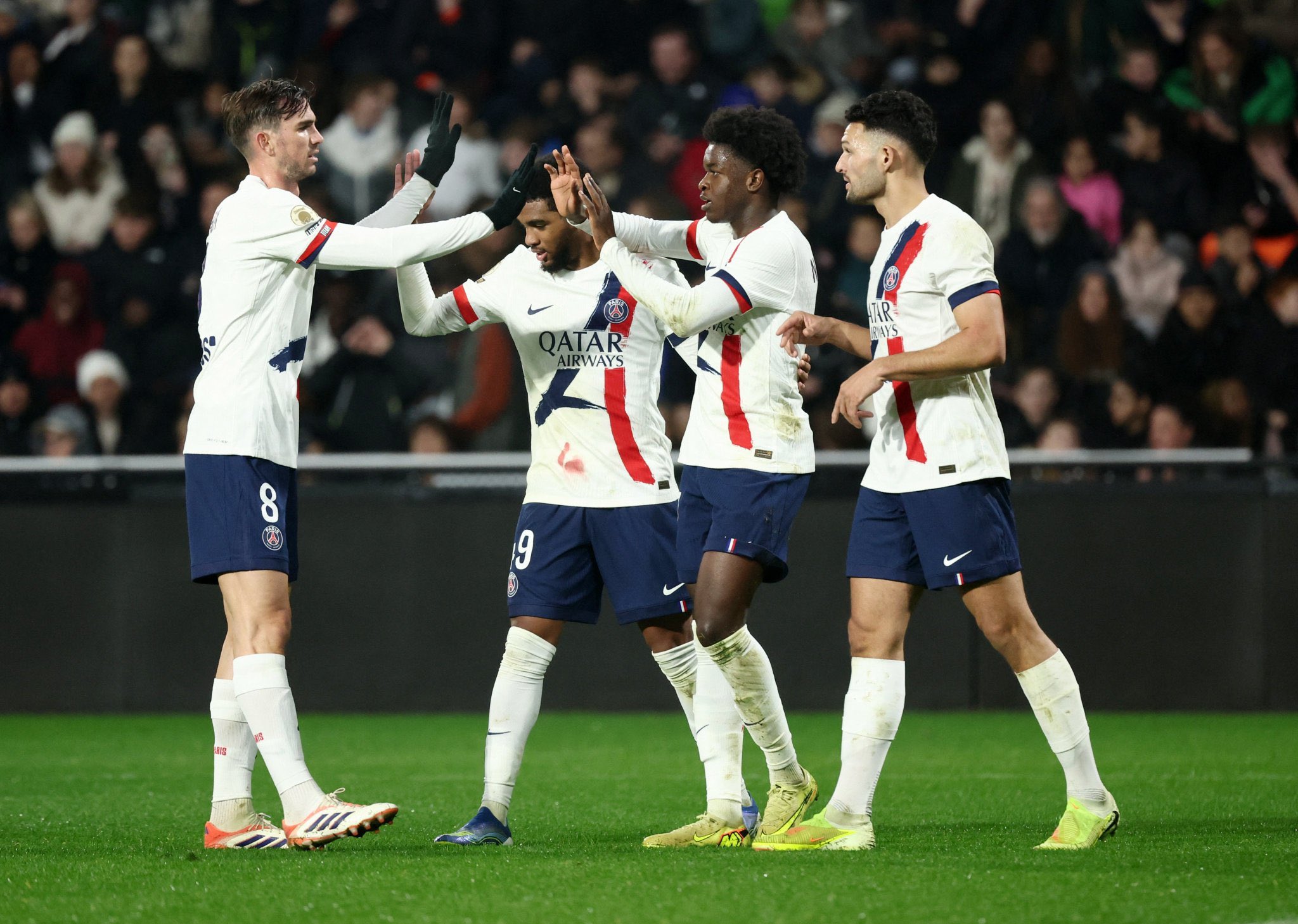 باريس سان جيرمان يرتقي مؤقتا إلى صدارة الدوري الفرنسي بفوزه على مضيفه ميتز 3 - 2 