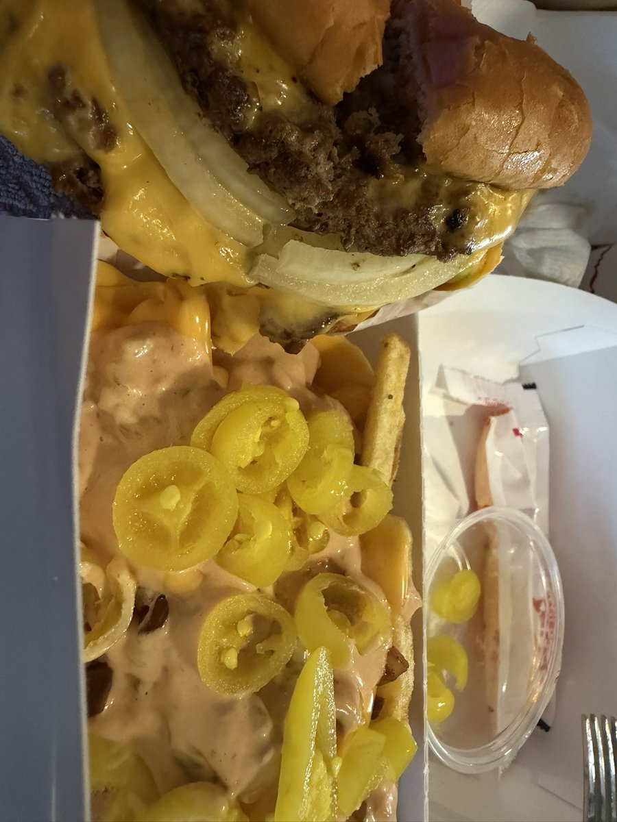 If you don’t do this on your animal style fries what are you doing? In-N-Out so good 🤤