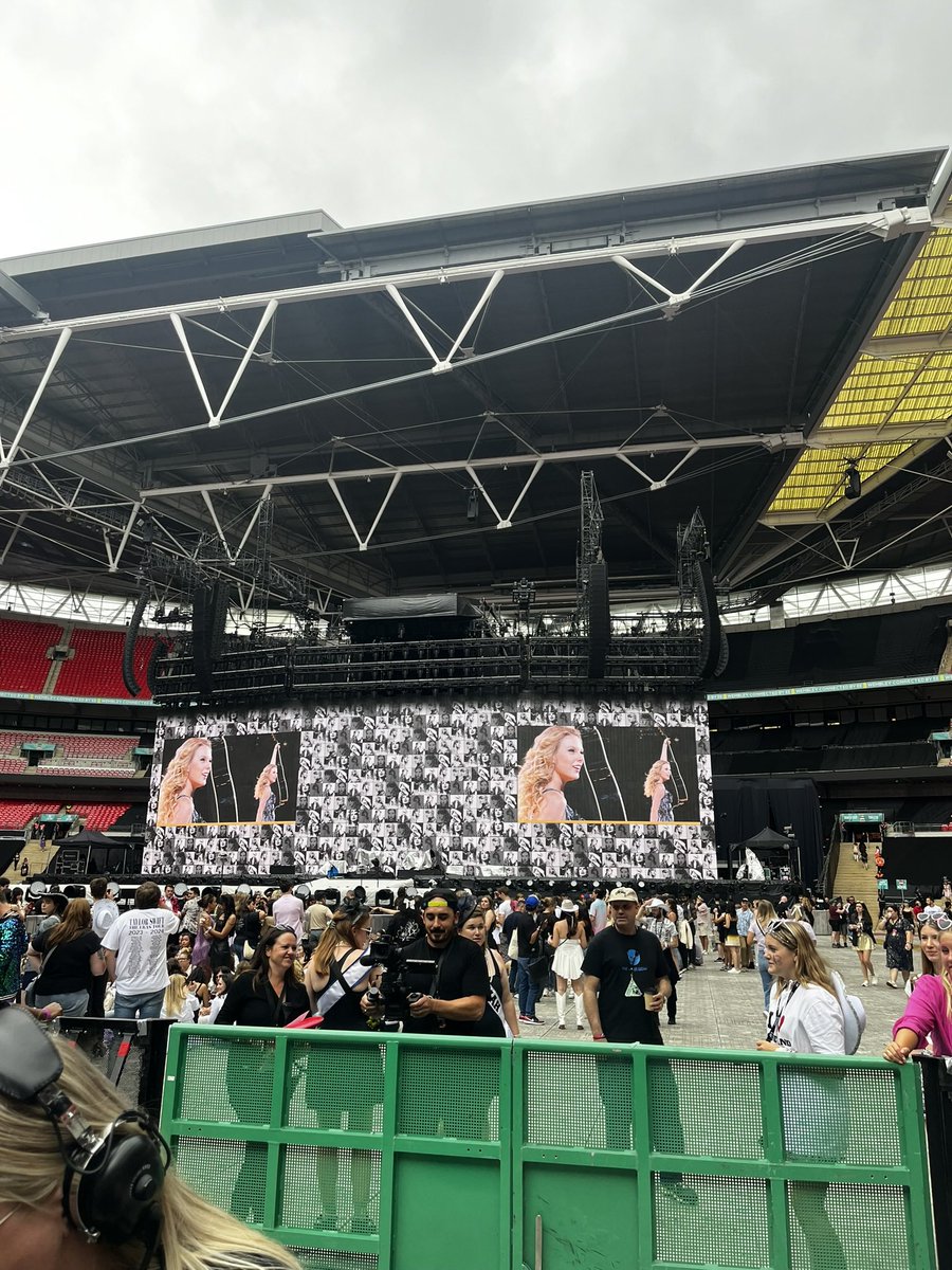 bombchherry's tweet photo. realised i have the exact moment we were filmed for the eras documentary in my camera roll and i had no idea https://t.co/iXtBejQzag