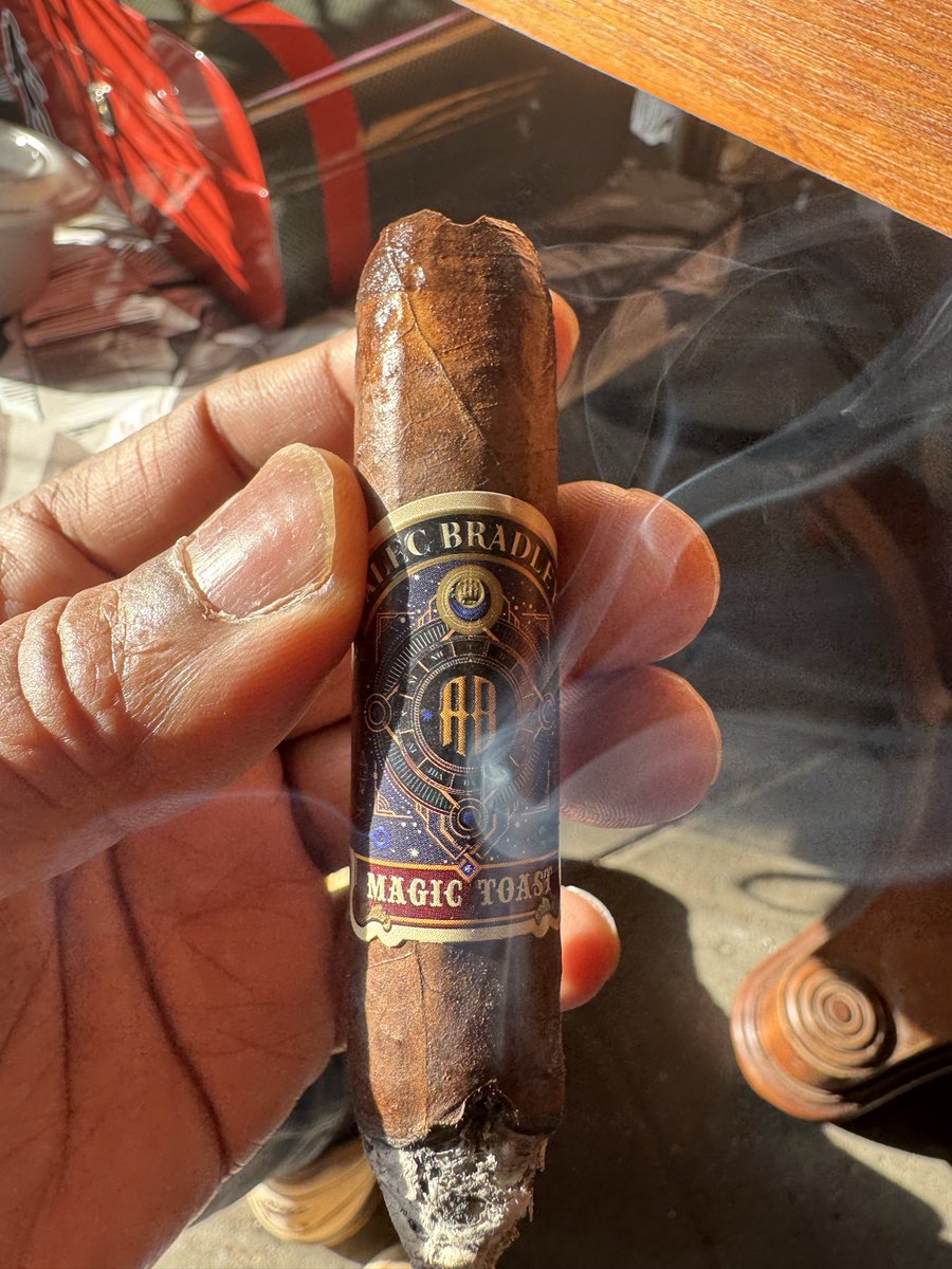 rizza6453's tweet photo. Cigar-forward
When the lineup is Double Broadleaf โ Magic Toast, you know itโs a good night.
Smoking easy at #TikiHerf ๐จ
#CigarsOfX #AlecBradley #Broadleaf #MagicToast @JimLovesMB https://t.co/NxQVodcqwf