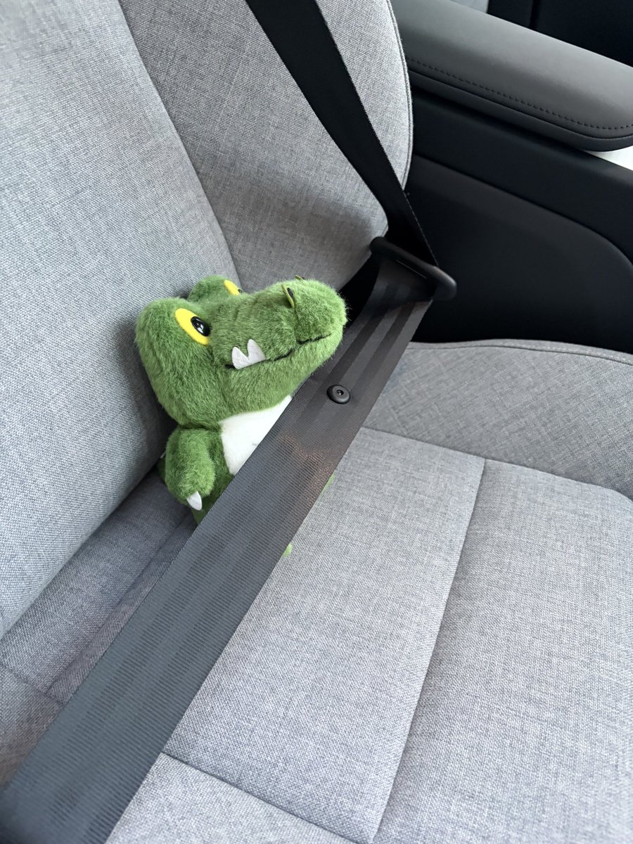 UOsaka_ja's tweet photo. 🐊ワニ博士、坂口先生が乗車するノーベルカーに特別に潜入🚘✨快適な乗り心地でした！  #大阪大学 #UOsaka #ノーベル賞 #nobelprize #ワニ博士と行くノーベルウィーク2025 https://t.co/VahY0Roqh1