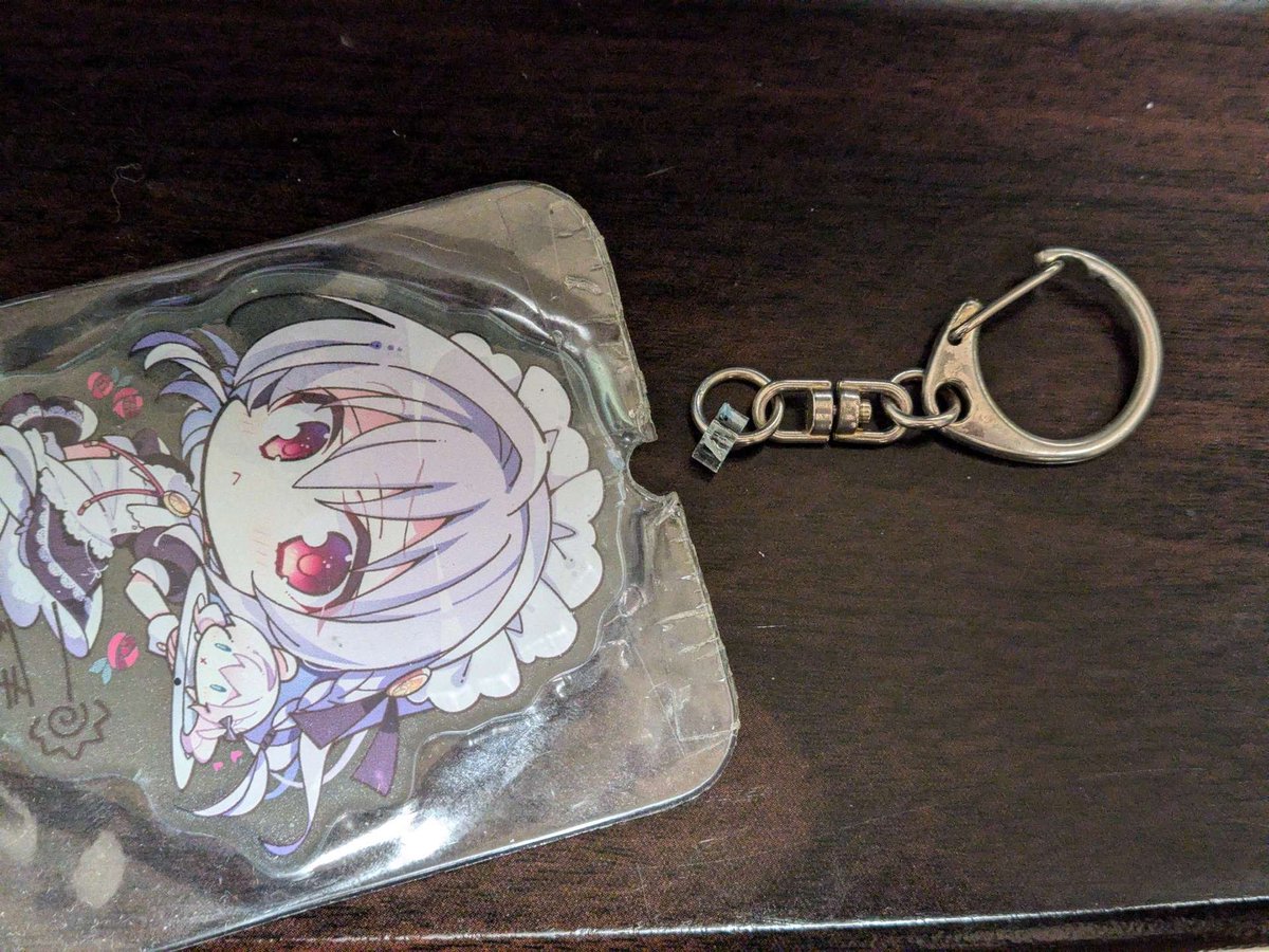 悲報：アクリルキーホルダーの根元が折れる なので立たせましたが