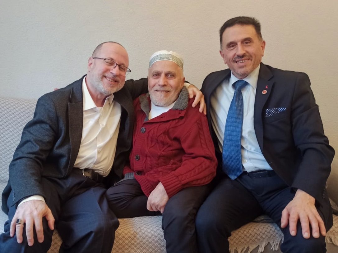 İlçe Başkanımız Hakan Gökcan, Milli Görüş çınarlarından, geçmiş dönem yönetim kurulu üyelerimizden İsa Taşcı’ya nezaket ziyaretinde bulundular. 

Nazik kabulleri ve hoş sohbetleri için teşekkür ederiz.