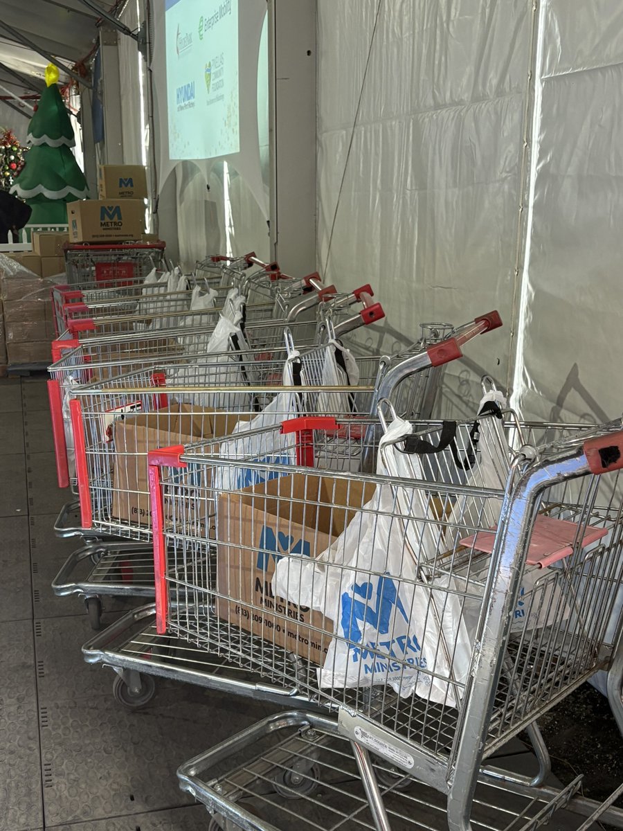 BayCare's tweet photo. More than 800 BayCare team members and their families are volunteering at the Metropolitan ministries holiday tents today in Pasco, Pinellas and Hillsborough counties. At BayCare we are proud to be apart of making our communities holidays brighter. ✨ https://t.co/EujbS4uv6s