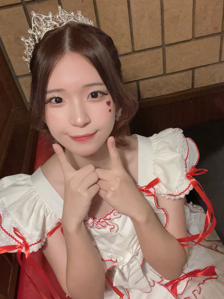 kmgr_toko's tweet photo. 卒業イベント初日‼️
るるのるにるもしゃちほこ屋も沢山のご来店ありがとうございました😭
明日もやるのか〜と、明日で最後なのーー⁉️の気持ちが混ざってておーんとなっています🤕
明日最後です‼️たくさんの人に会えますように‼️プレゼントもありがとう😭明日すべてまとめて載せます‼️ https://t.co/0XjJ1rTnMa