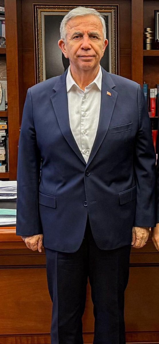 Elinde yüzünde nur kalmamış daha beter ol inşallah ,,, hayatımda gördüğüm en çirkin ayaklara sahip olan biri diye düşünüyordum elleri daha betermiş.