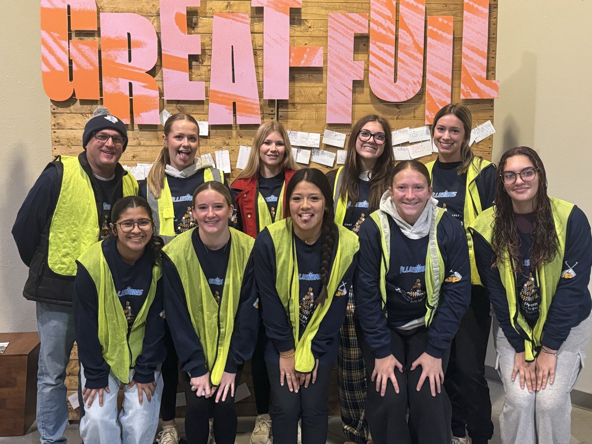 GoldHankins's tweet photo. We had a great morning volunteering at the Cindy Ramsey Center and helped over 840 families in need this time of year. So blessed for such a great group of girls and this opportunity to give.
#IGPremier18U #Illusionsgold #OarsUp #RowTheBoat https://t.co/PZOlWixQk7