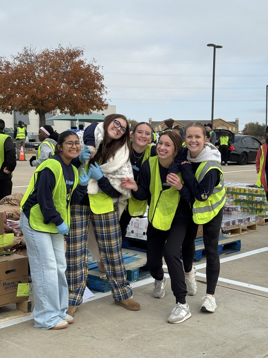 GoldHankins's tweet photo. We had a great morning volunteering at the Cindy Ramsey Center and helped over 840 families in need this time of year. So blessed for such a great group of girls and this opportunity to give.
#IGPremier18U #Illusionsgold #OarsUp #RowTheBoat https://t.co/PZOlWixQk7